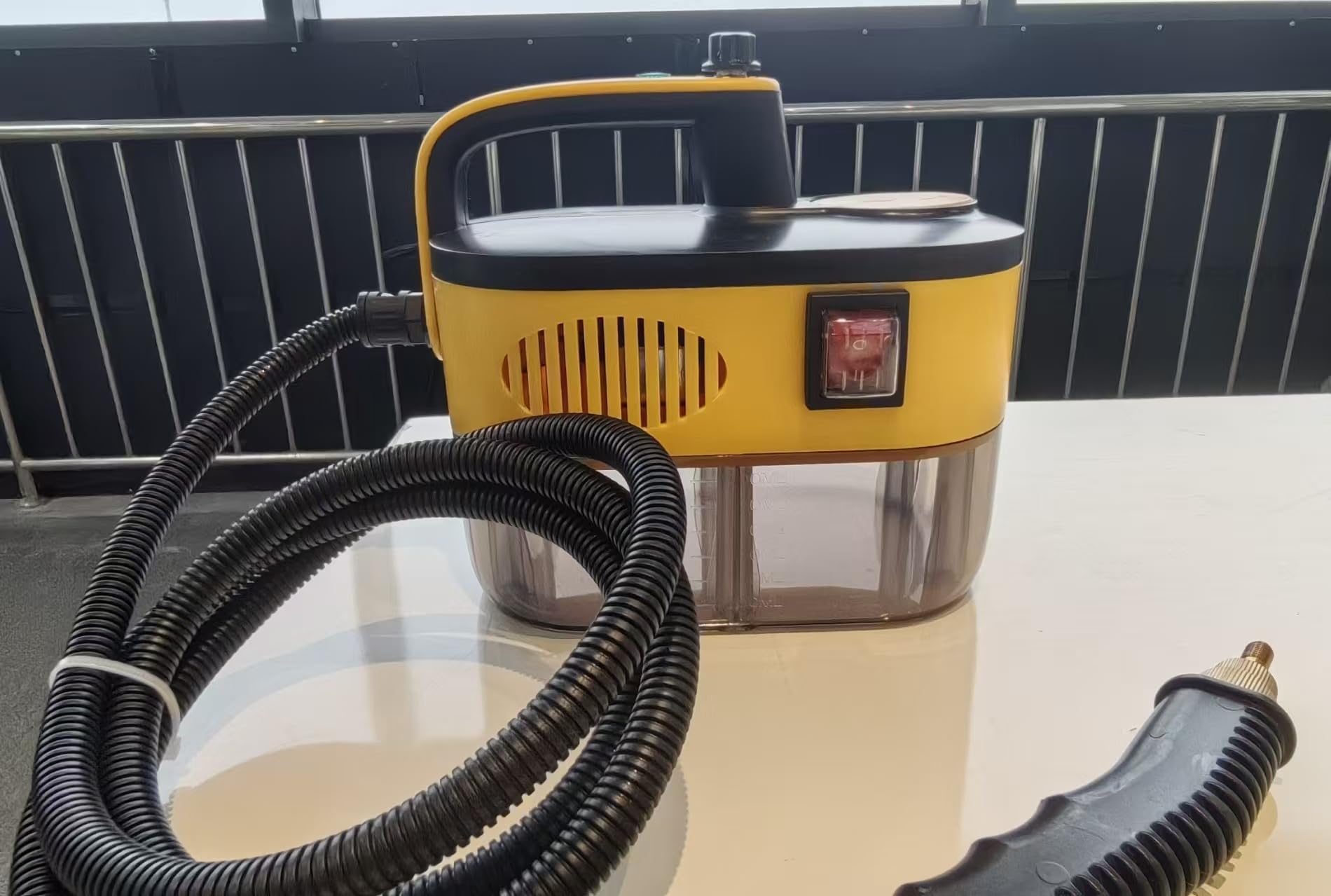 Myjka parowa, 6-stopniowa myjka wysokociśnieniowa, czas nagrzewania 10 s, widoczny zbiornik 1200 ml, 105 °C, 3,5 bar, alarm braku wody, metalowa dysza – idealna do gospodarstwa domowego