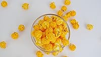 Vista 7 de Lata de palomitas de maíz navideñas Uncle Myron's - Latas de palomitas de maíz 3 sabores, lata navideña de 1 galón, caramelo, queso cheddar