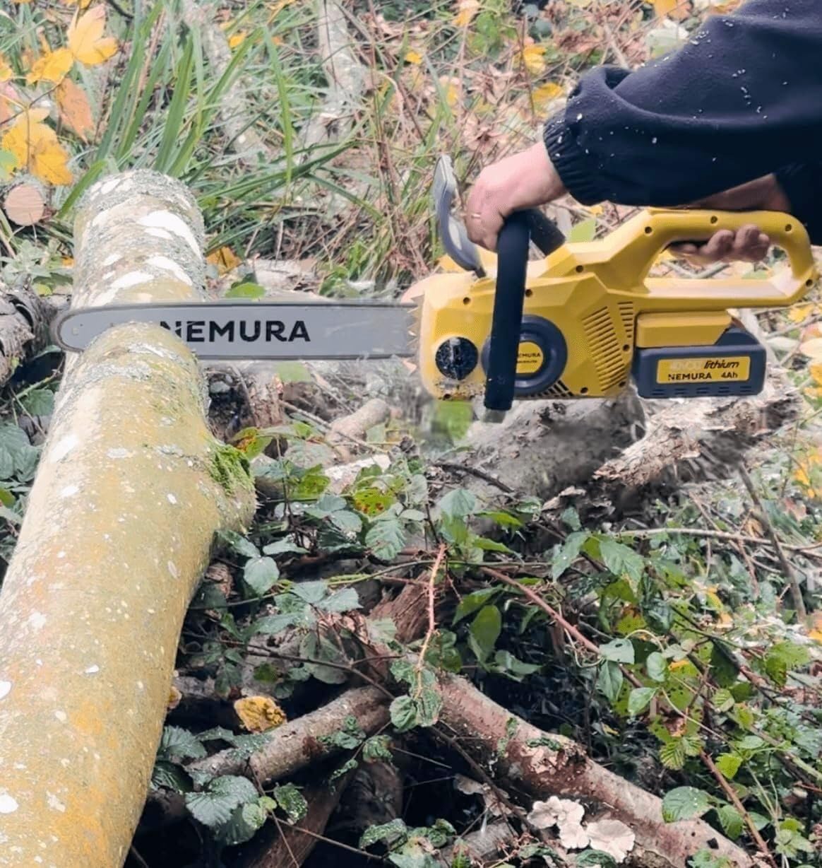 Nemura Motosega 2 batterie 4Ah - Guida 40 cm e Catena - Utensile da taglio elettrico 40V - con 2 Batterie e Caricabatterie - Motore senza spazzole - Utensili da giardino - SAC in Italiano