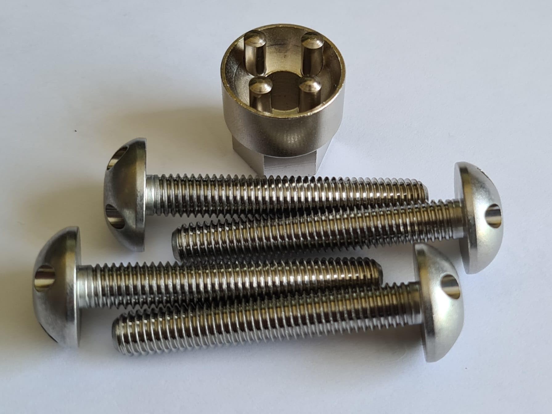 Anti-Diebstahl Schrauben, manipulationshemmende Schrauben gegen Dienstahl 4-Loch Schrauben, M6 M8 M10, Edelstahl V2A, 4 Schrauben 1 Nuss M6x50