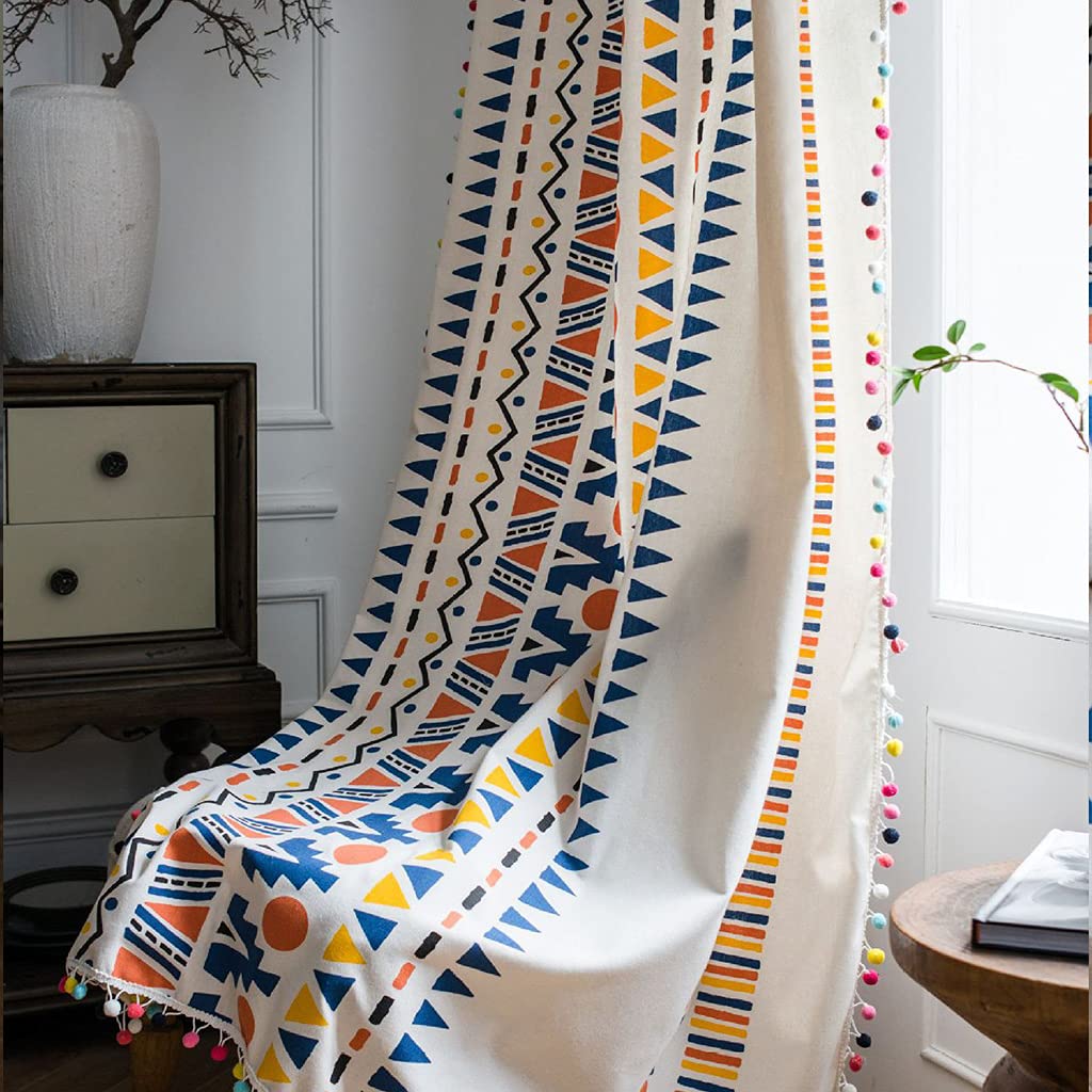 Rideau de fenêtre à motif géométrique avec pompons colorés