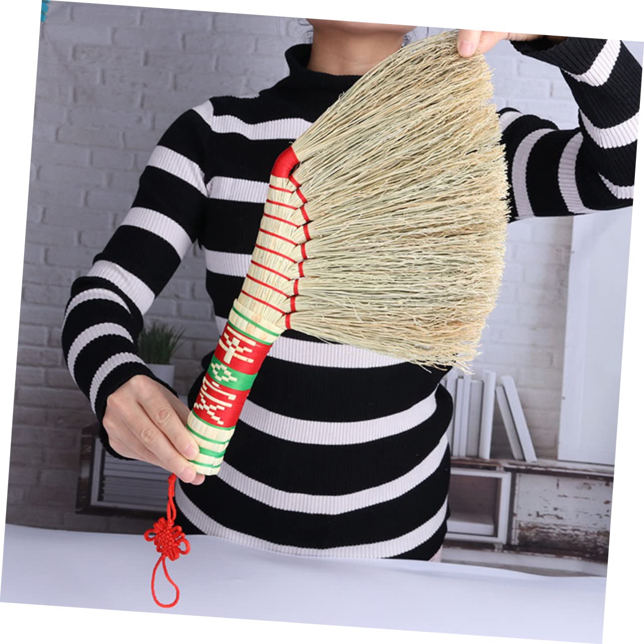 Healeved Kleiner Handlicher Strohbesen für Schreibtisch und Möbelreinigung mit Leichtem Griff Kompakt und Tragbar zum Staubwischen und Reinigen von Regalen Zufällige Farbe