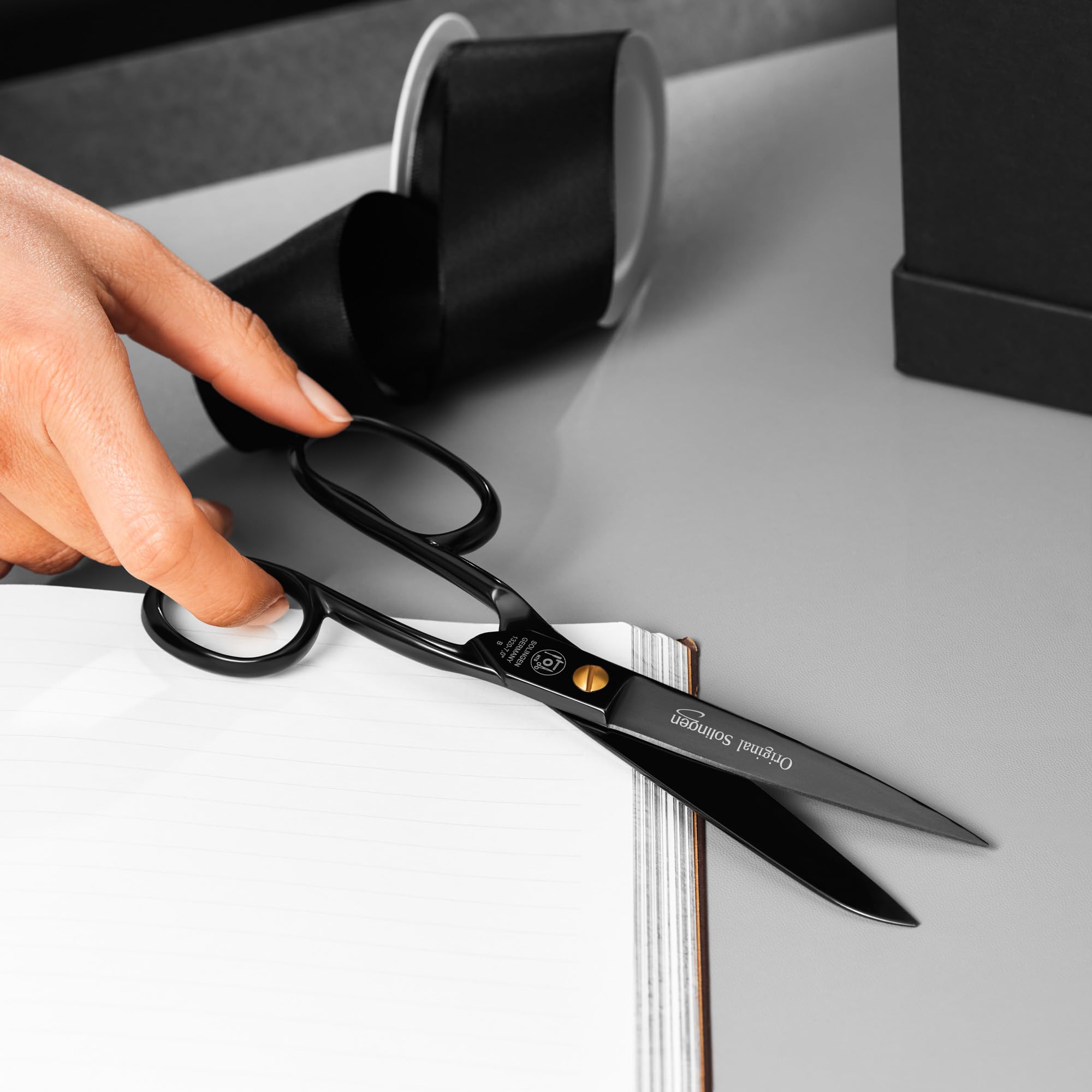 Schere aus der BLACK EDITION | Küchenschere | Allzweckschere | Haushaltsschere | 18 cm - 7,0" | Edel Schwarz Brüniert | Super Scharf | Hergestellt in Solingen