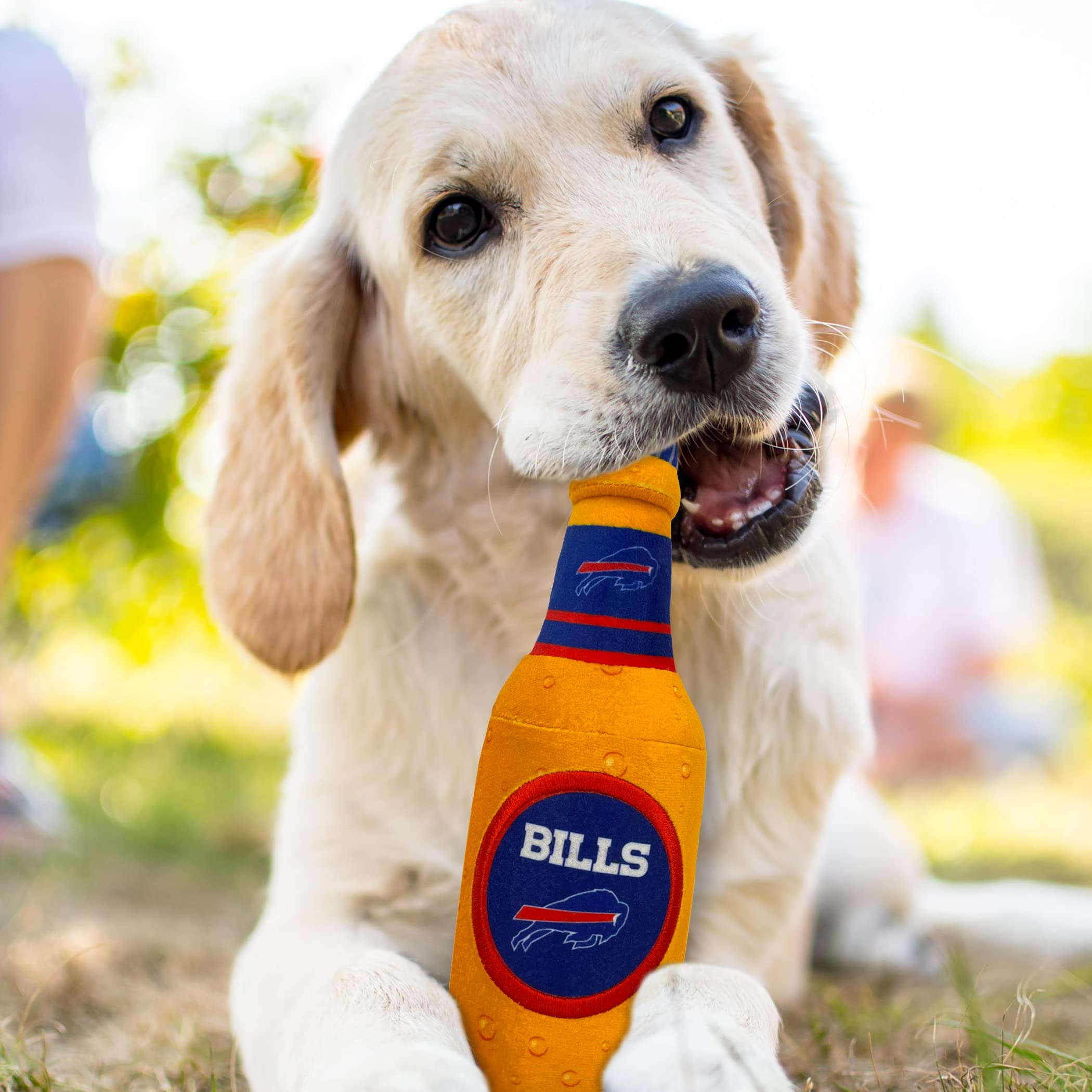 NFL Buffalo Bills - Botella de cerveza de peluche para perros y gatos, juguete de peluche para perros y gatos con chirrido interior y hermoso nombre del equipo de fútbol