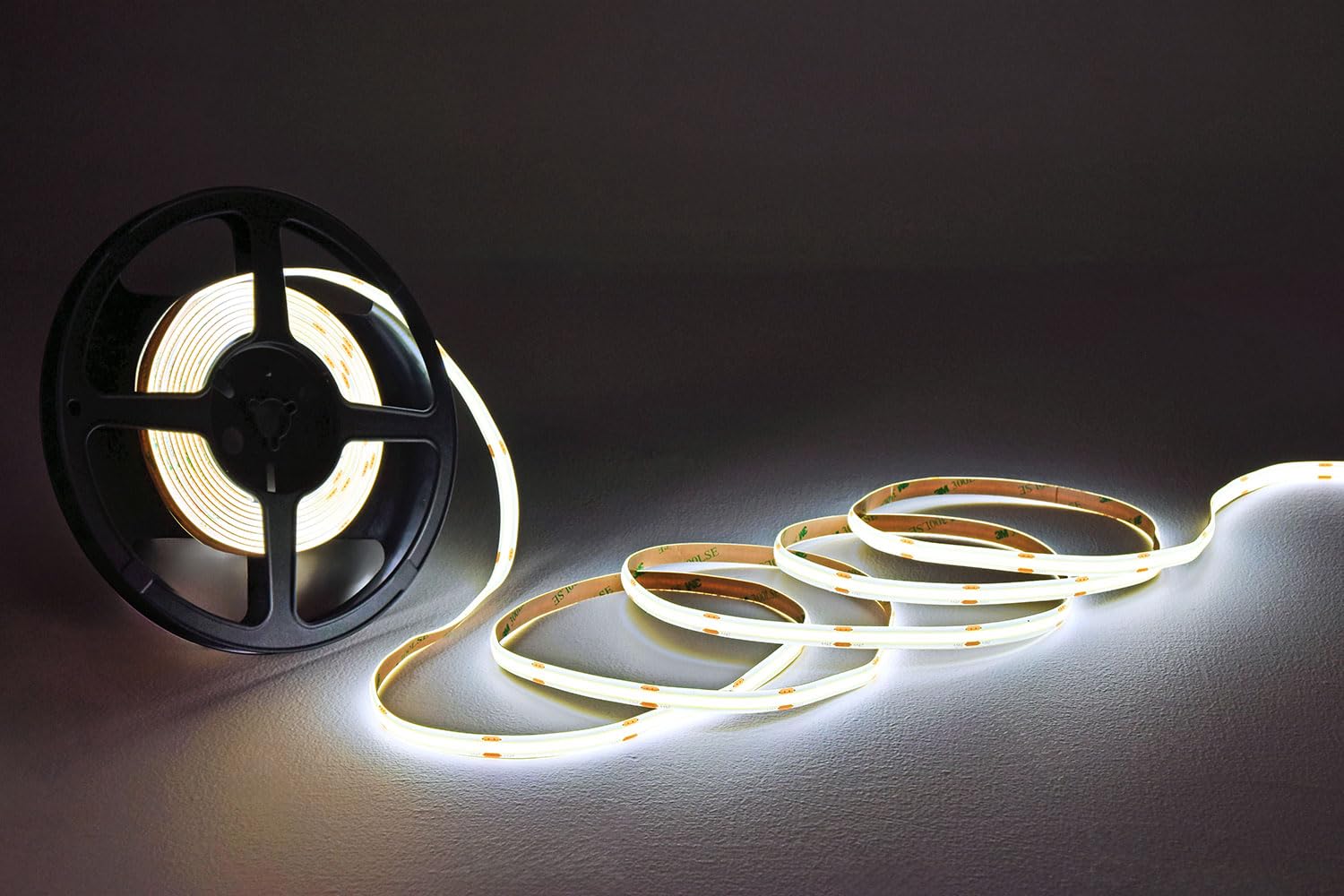 Kit LED COB 5m blanc froid pour illuminer un plan de travail de cuisine moderne