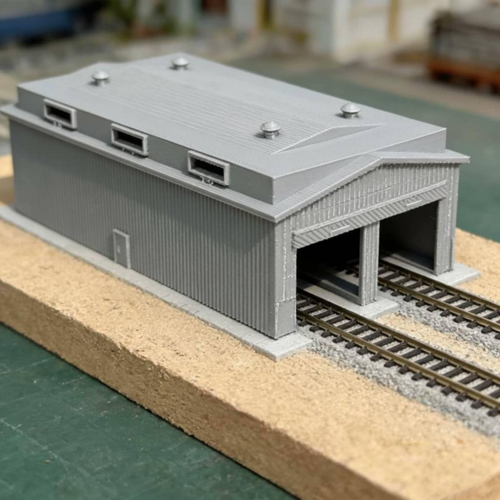 Treno in N Deposito Ferroviario Rimessa Capannone Hangar con Dettagli Industriali E Ampie Adatto per Plastici Ferroviari Stazione Scalo Merci Officina, Grigio, Porta Sinistra