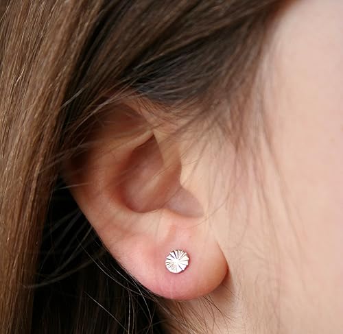 Miniatura 5 de Aretes modernos de plata de ley martillada de 0.197 in, piercing de lóbulo relleno de oro, diseño de sol