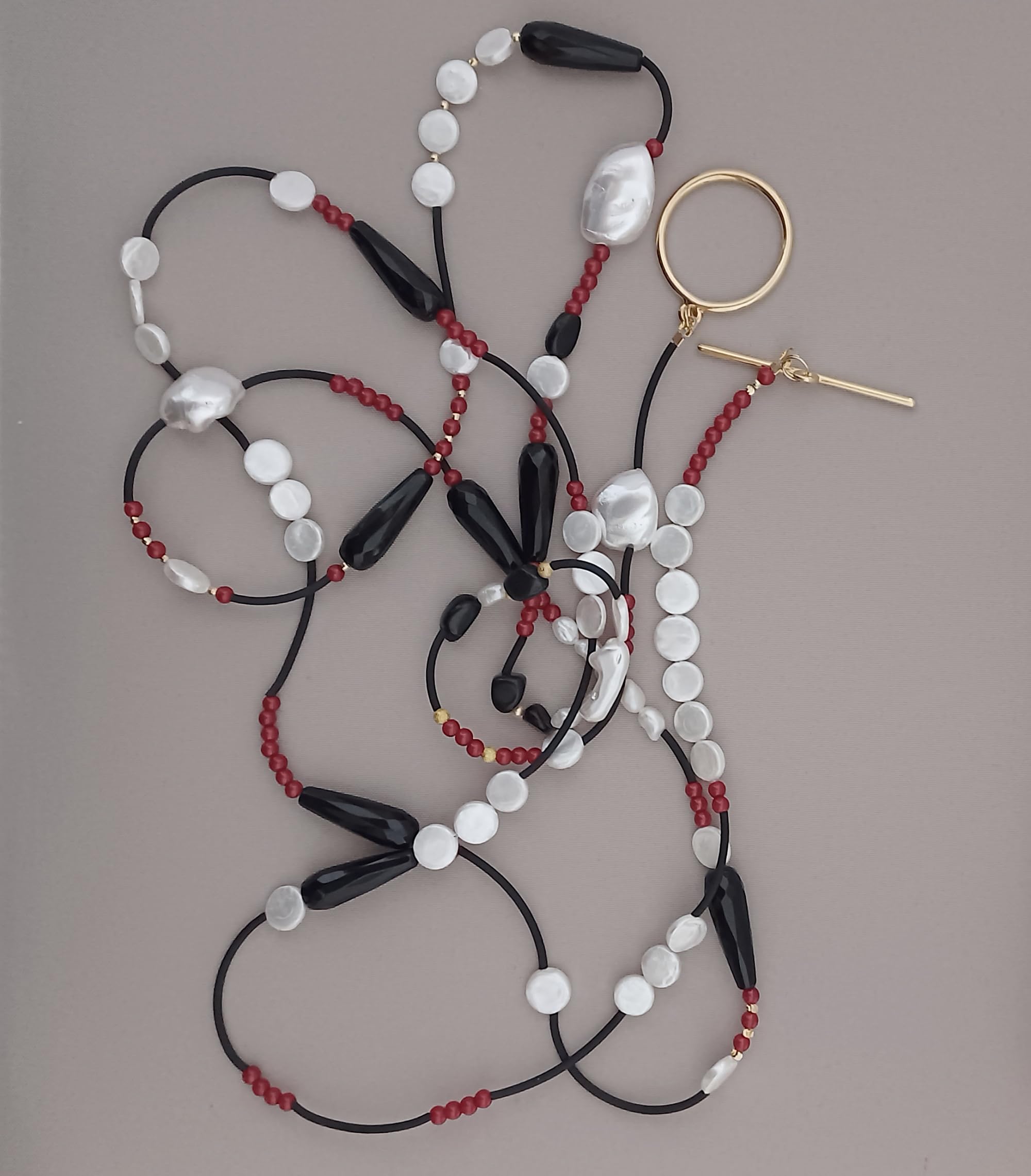 Generico Collana Lunga Multifilo con Perle di Conchiglia, Gocce Nere e Perline Rosse, Stile Boho Chic Fatto a Mano, 190 cm