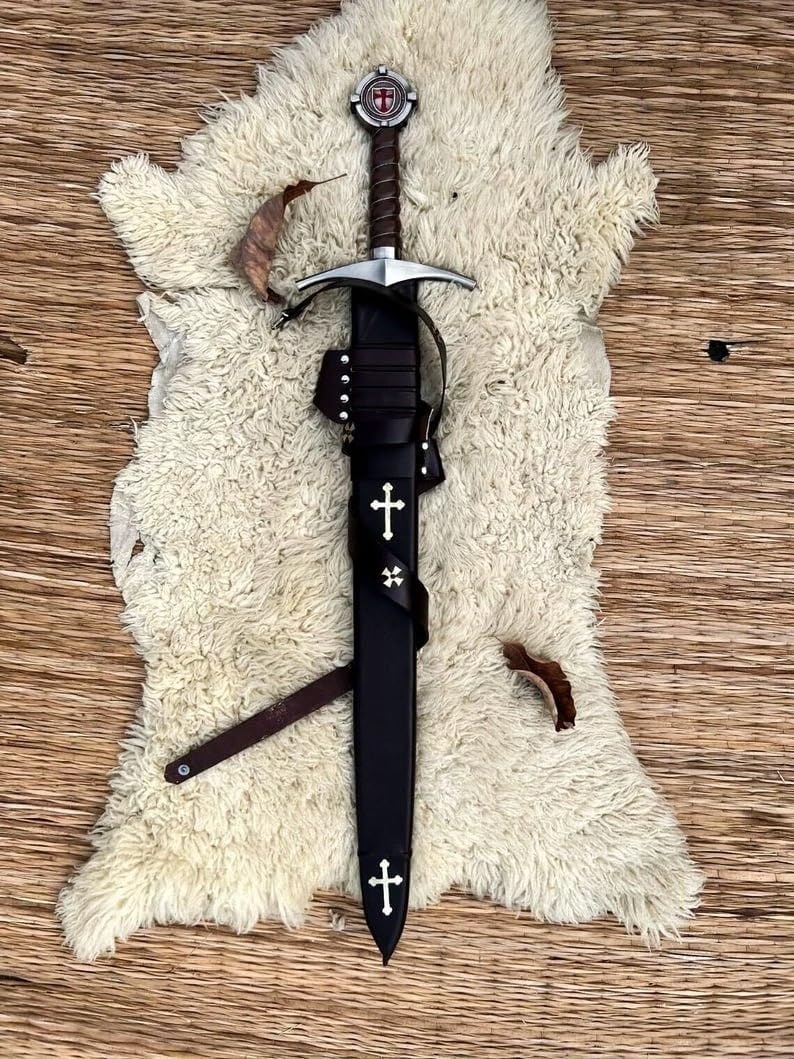 Accolade Templer Schwert, Doppelschneidige Klinge, Einhändig, Full-Tang Kohlenstoffstahl, Hochglanzpoliert, Scharf mit Scheide, Mittelalterliche Kreuzritter Replik, Ledergriff