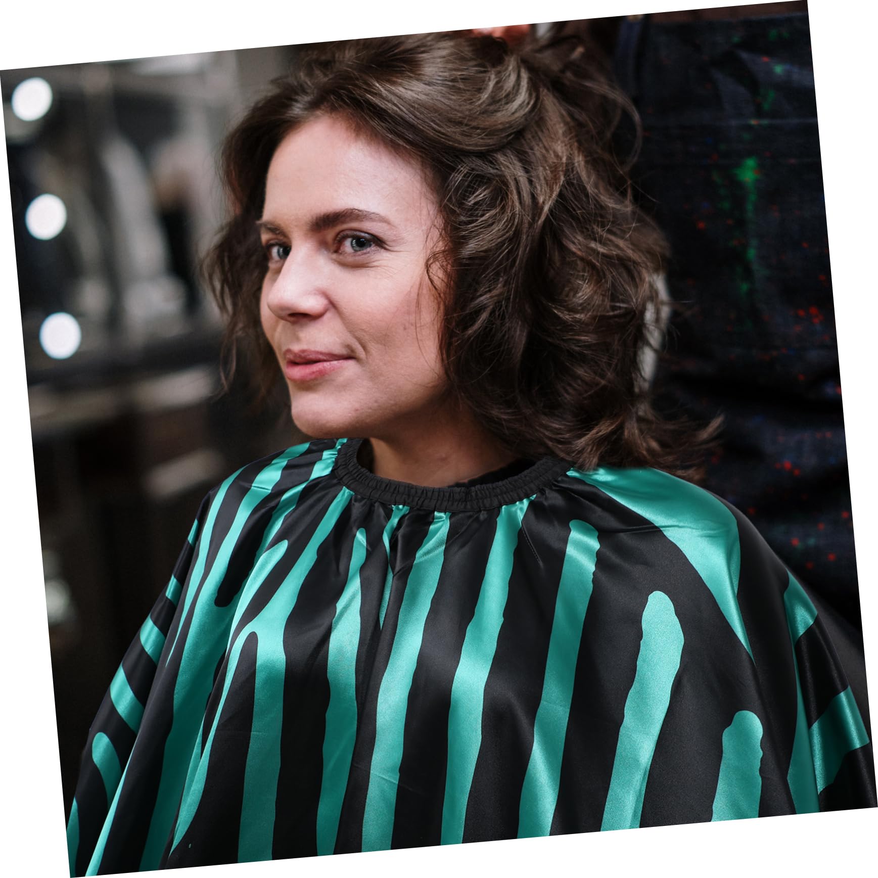 Healvian Cape de Coiffure Imperméable en Satin Vert à Col Réglable | Respirant, Garde les Vêtements Propres et Secs, Finition Élégante pour Salon