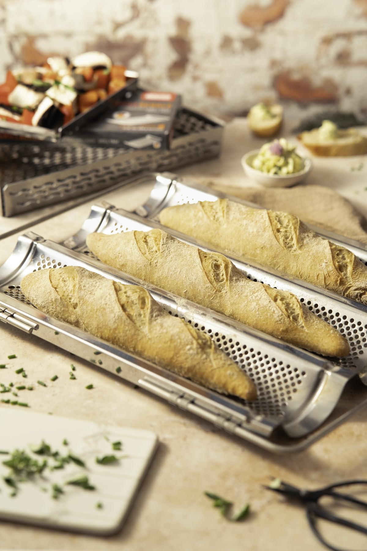 Lares Baguetteblech Edelstahl perforiert antihaft – Baguetteform für 3 Baguettes – ausziehbare Baguette Backform aus Edelstahl – Brotbackform rostfrei, ofenfest, spülmaschinengeeignet Made in Germany