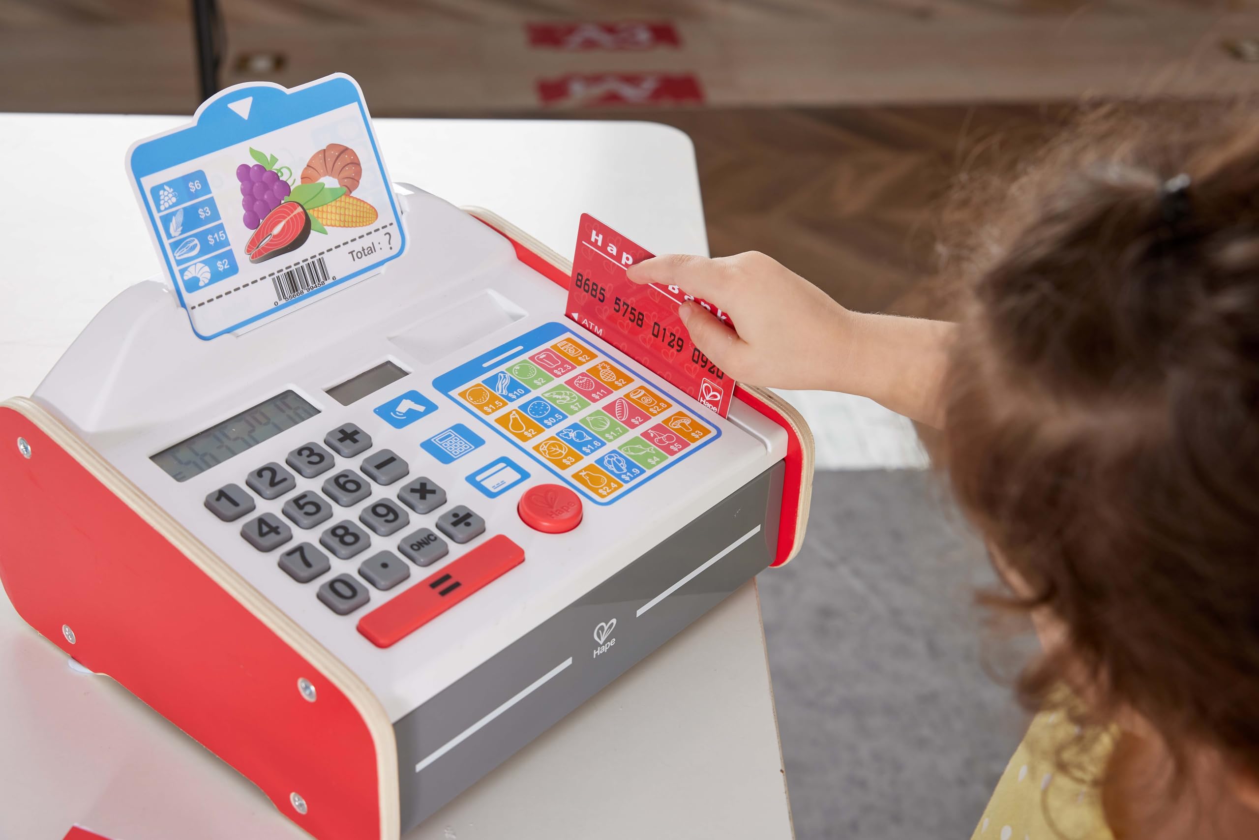 Hape Jeu Caisse Enregistreuse Enfants - Enfants 3 Ans et Plus - Inclus Trois d’écran, Une Feuille d’Autocollants, Une Carte bancaire, Pièces - Jeu d'Imitation Courses - Motricité Fine, Langage