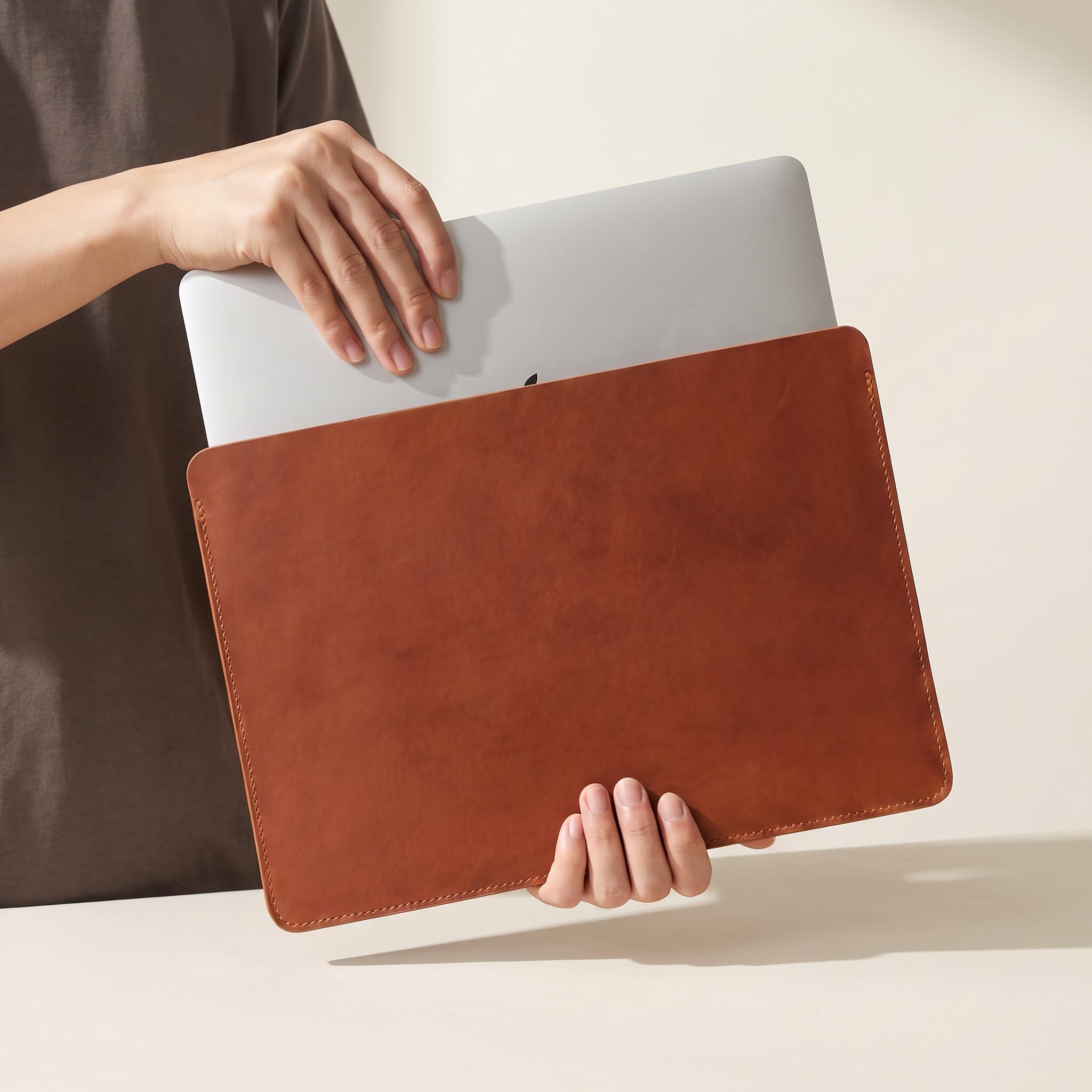 Corium Housse en cuir véritable pour MacBook Air & Pro 13" Marron
