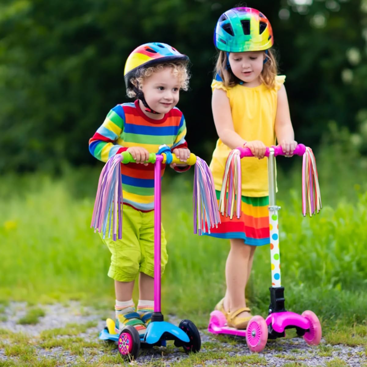 2 Paire Accessoire Velo Enfant Rubans, Serpentins de Vélo Guidon Streamers Rubans Arc-en-Ciel, Ruban Tassel Glands Scooter Guidon Glands Décoration pour des Trotinettes Tricycles, 2 Couleurs