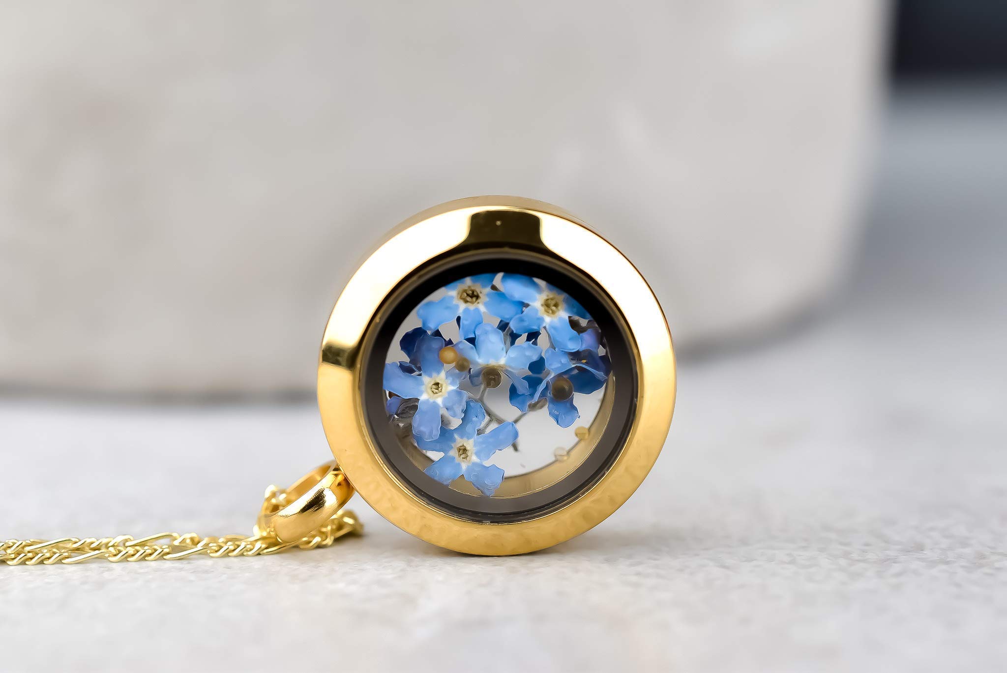 MadamLili 925 Sterling Silber Medaillonkette für Frauen, Gold Vergoldet | Echte Vergissmeinnicht-Blüten aus Berlin, Handgefertigt, Erinnerungsstück, Symbol für Liebe & Treue