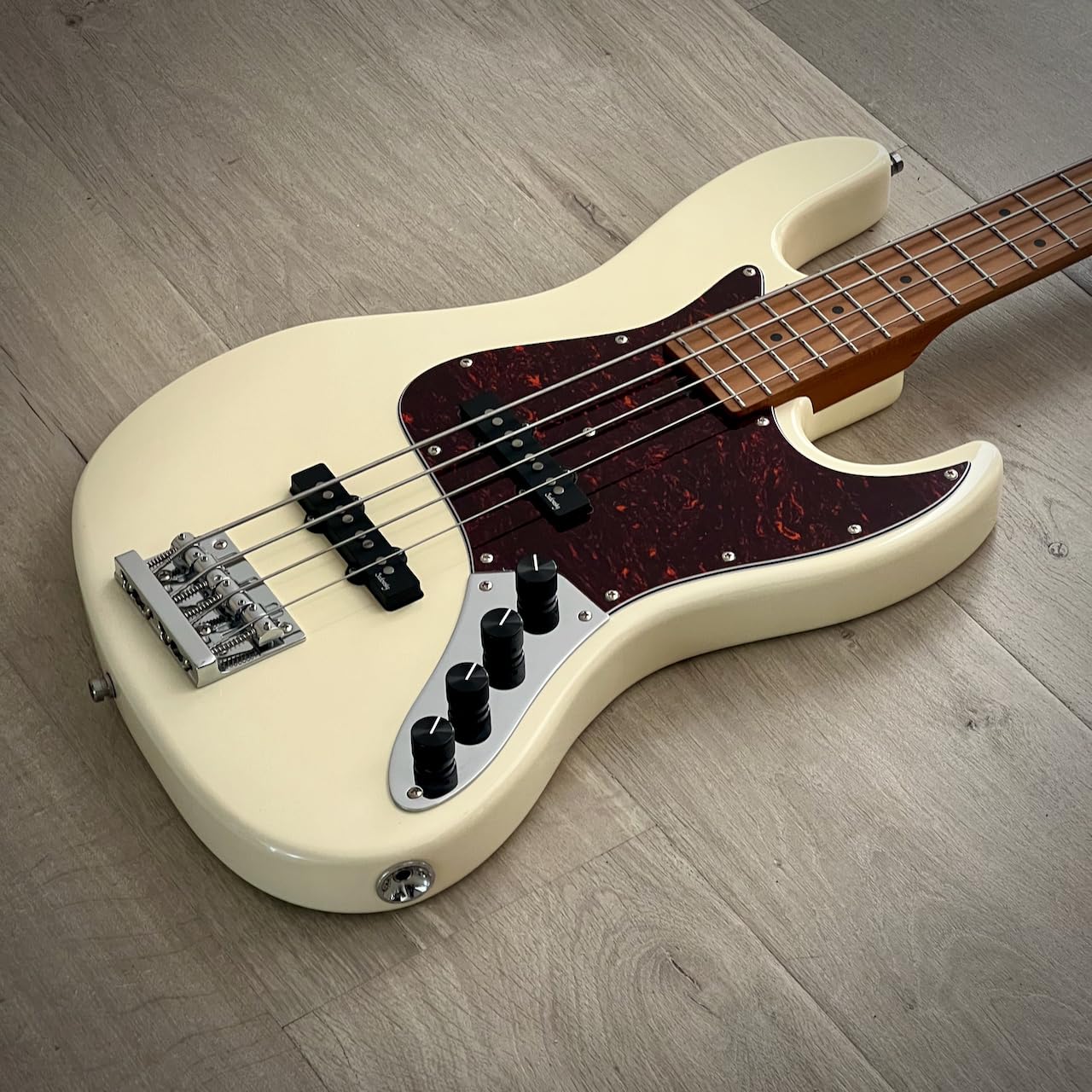 Plný view of the Sadowsky MetroExpress Vintage JJ Bass in Olympic White