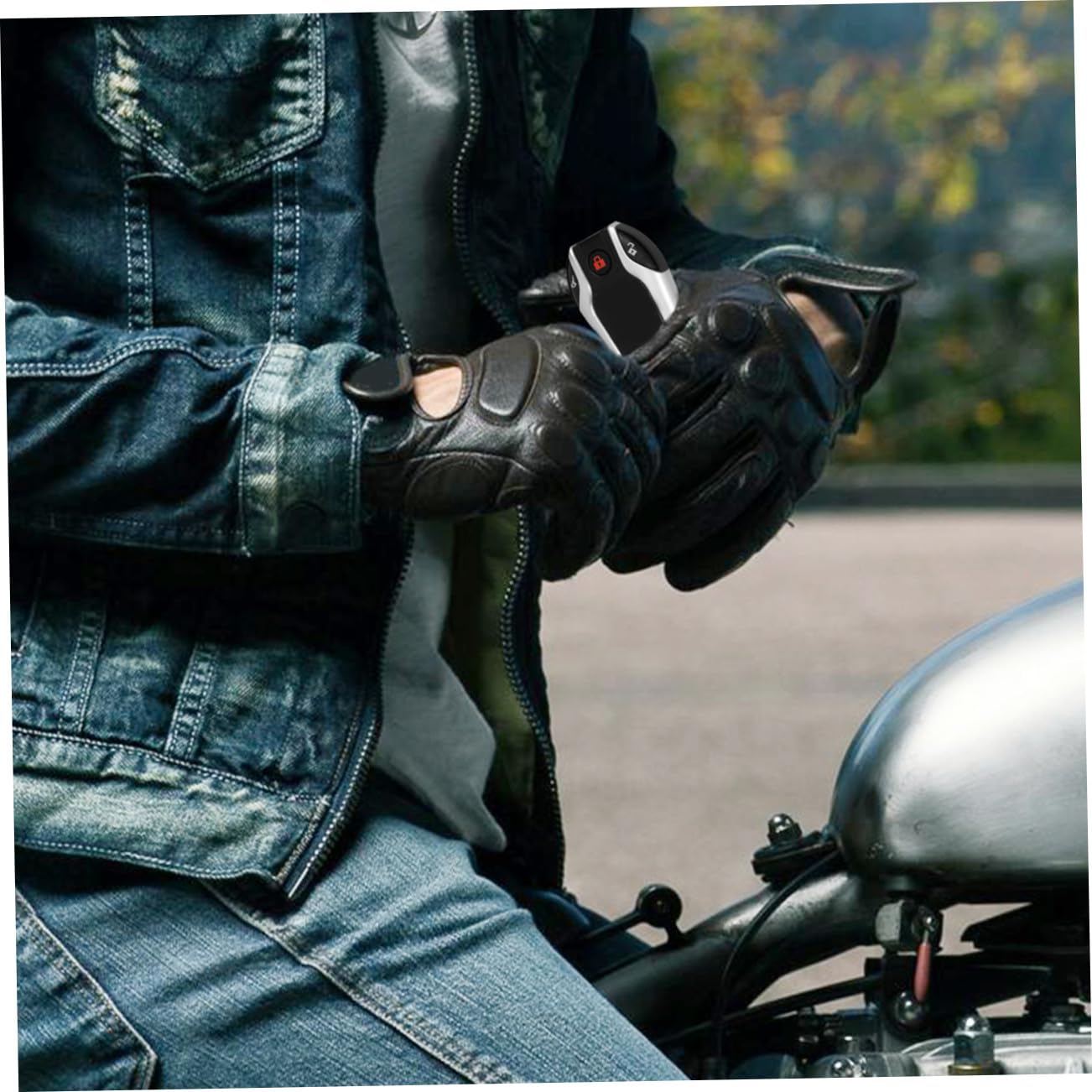 Kit Antifurto per Motociclette Blocco Automatico e Sblocco, Telecomando in Plastica con Funzione di Accensione e Spegnimento a Distanza