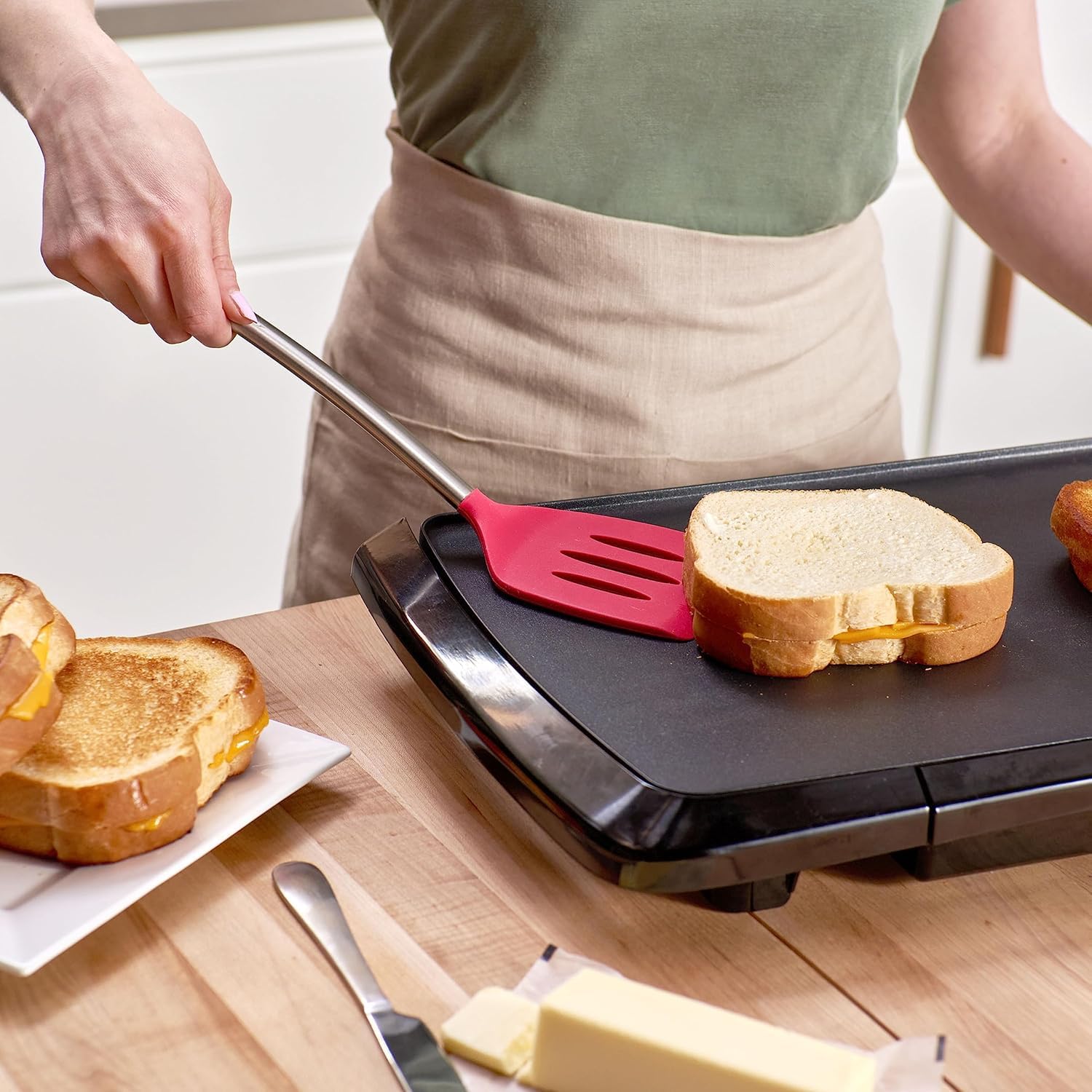 Tovolo Pfannenwender mit Schlitzen aus Silikon mit Edelstahlgriff, Pfannkuchenspatel, kratzfestes Küchenutensil für antihaftbeschichtetes Kochgeschirr & Gusseisenpfannen, Viva Magenta