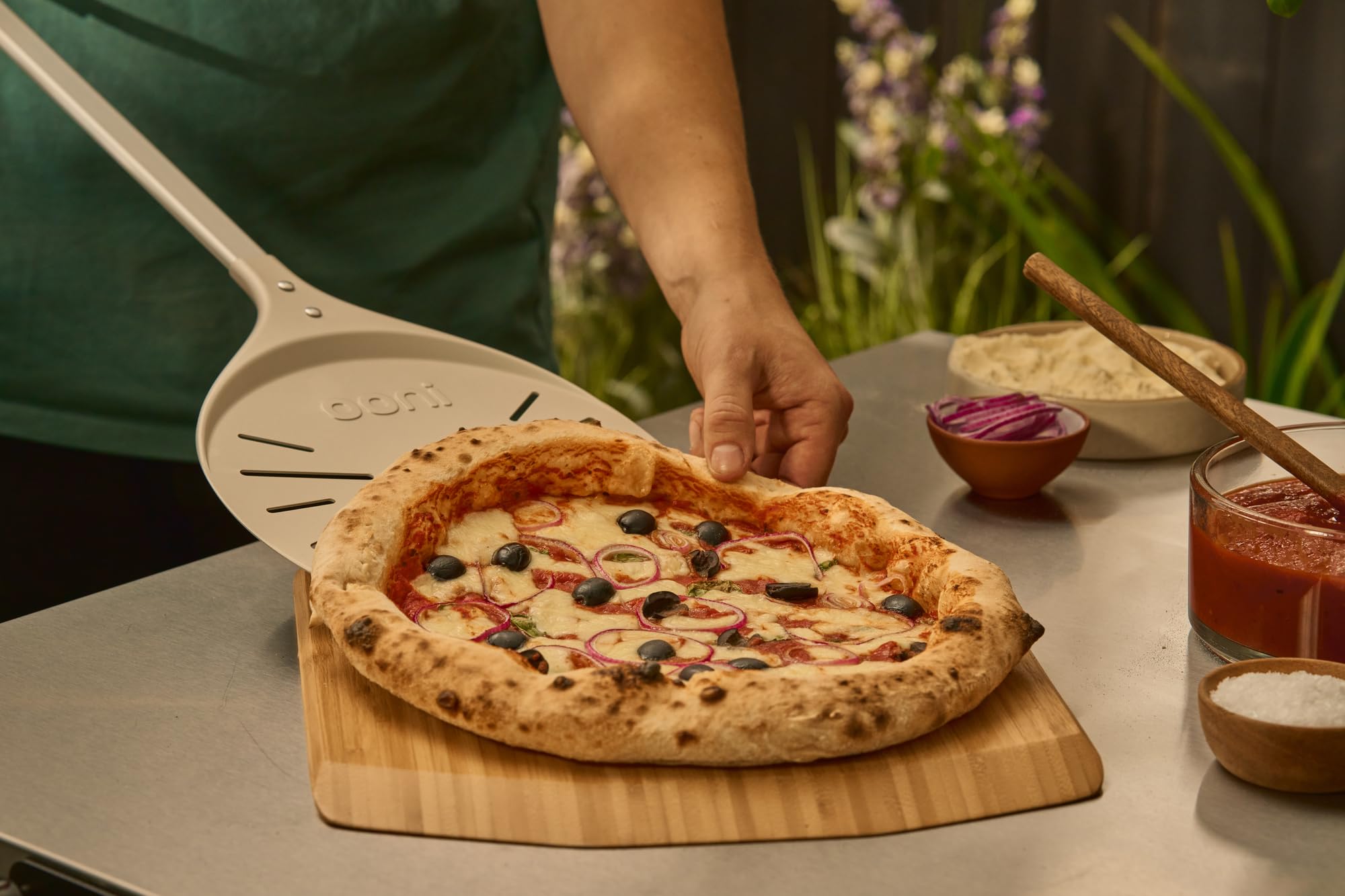 Ooni Pala giratoria para pizza, de aluminio perforado, de 9 pulgadas, ligera, de metal, con mango largo, herramientas para pizza, accesorios para horno de pizza