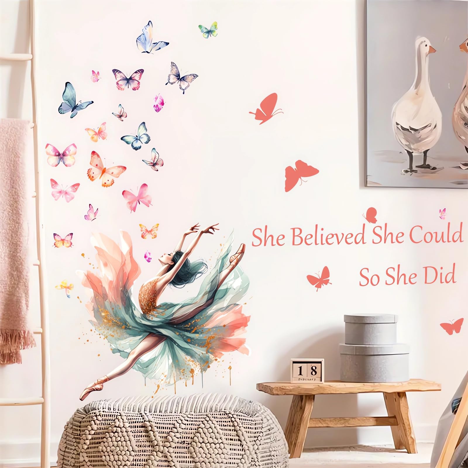 Chambre d'enfant poétique avec stickers muraux de danseuse et papillons