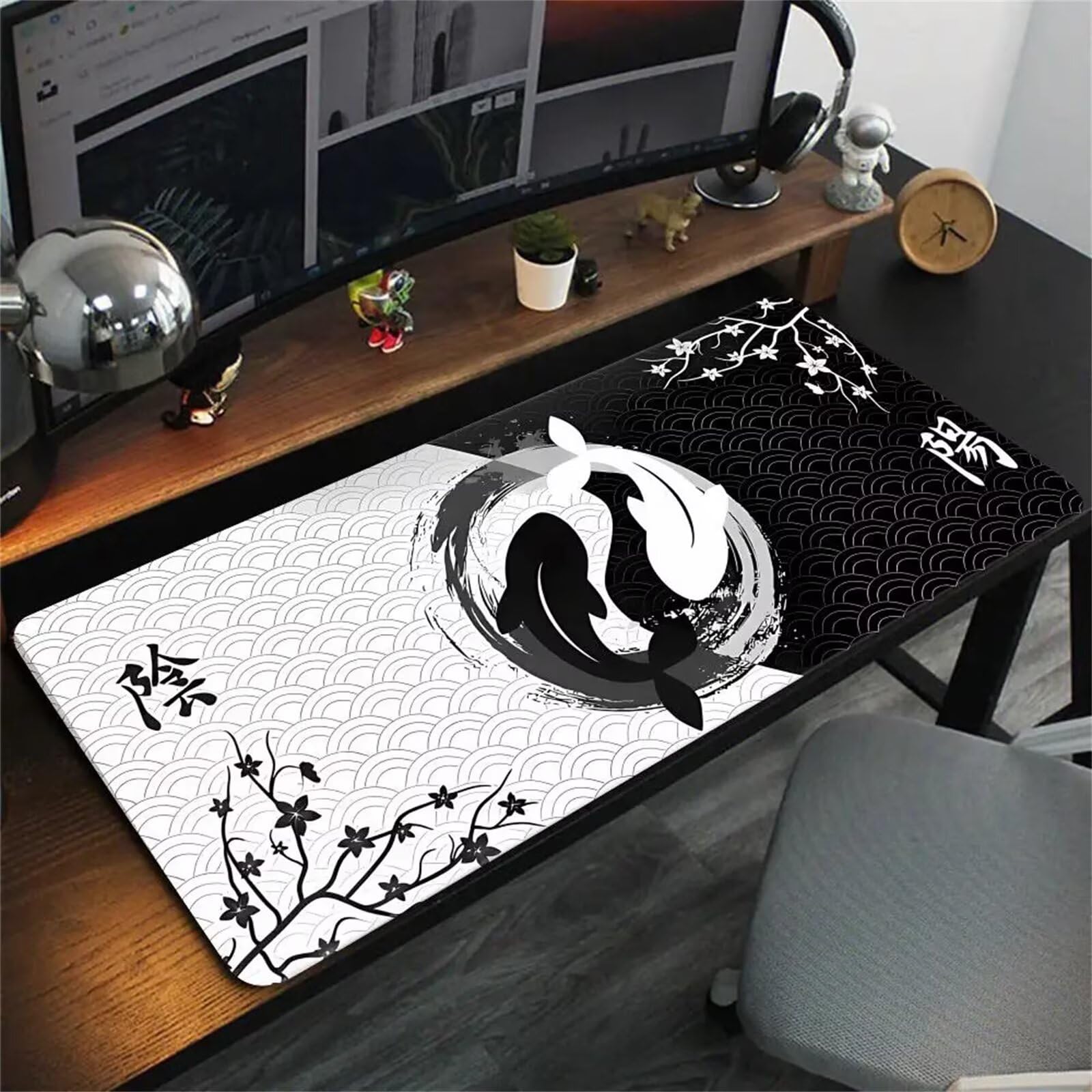 Grand Tapis de Souris de Jeu 1200 x 600 x 2mm, Tapis de Souris XXL Poissons Yin Yang, Optimisé pour Capteur, Haute Précision et Vitesse avec Bords Cousus pour Bureau et Gaming