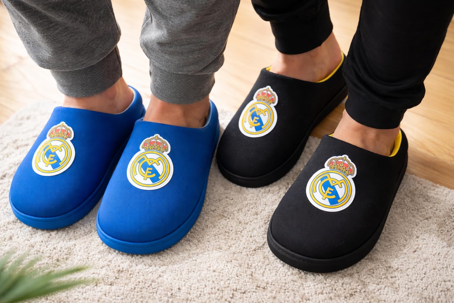 Real Madrid Zapatillas de casa para Niño y Adulto – Oficiales, cómodas y acolchadas (tallas 30/31 a 45/46)