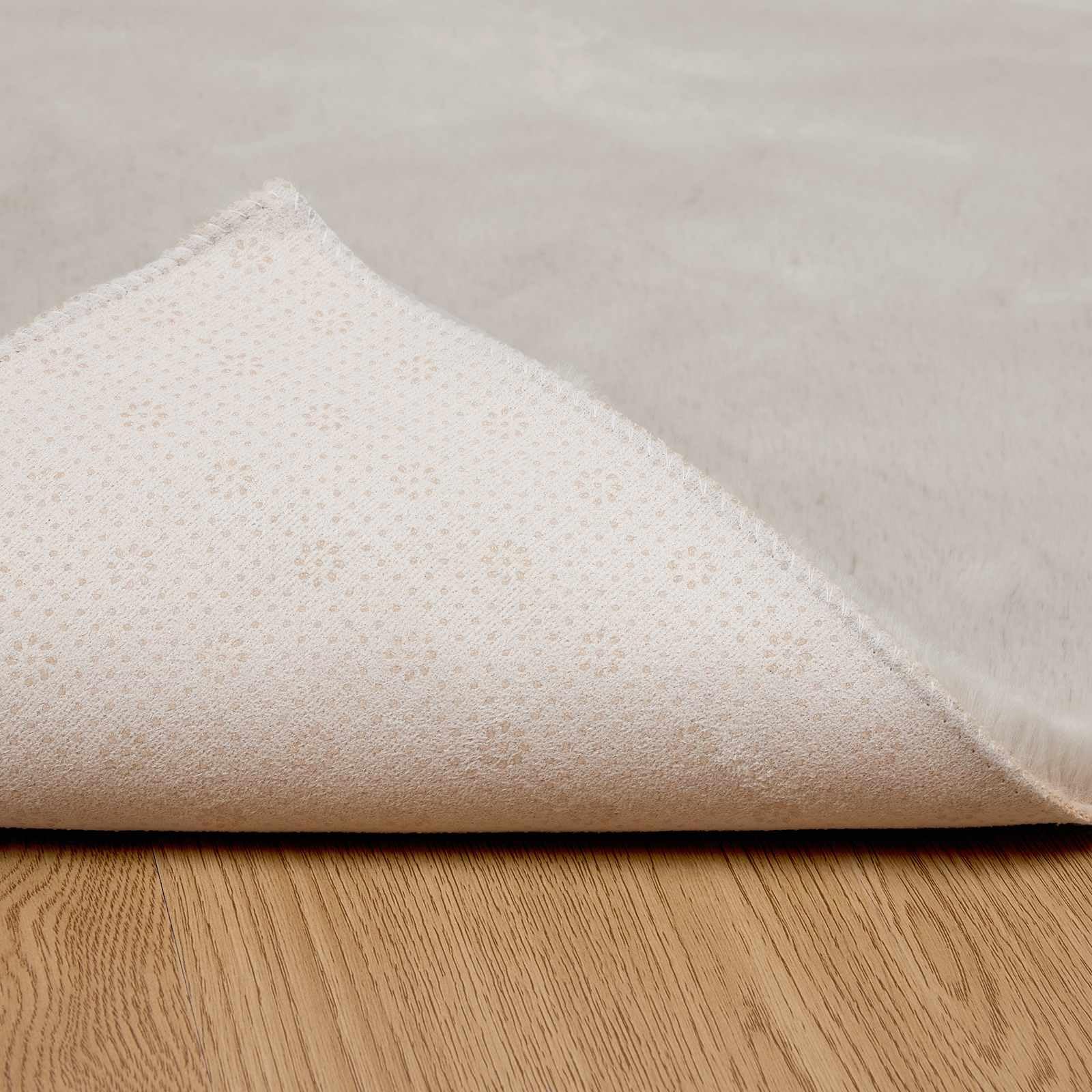 Kunstfellteppich 100x200 cm OLITE, Rutschfester Teppich in Beige, Weicher Webpelz-Teppich, Kunstkaninchenfell-Optik, Flauschige Wohndeko für Wohnzimmer Schlafzimmer