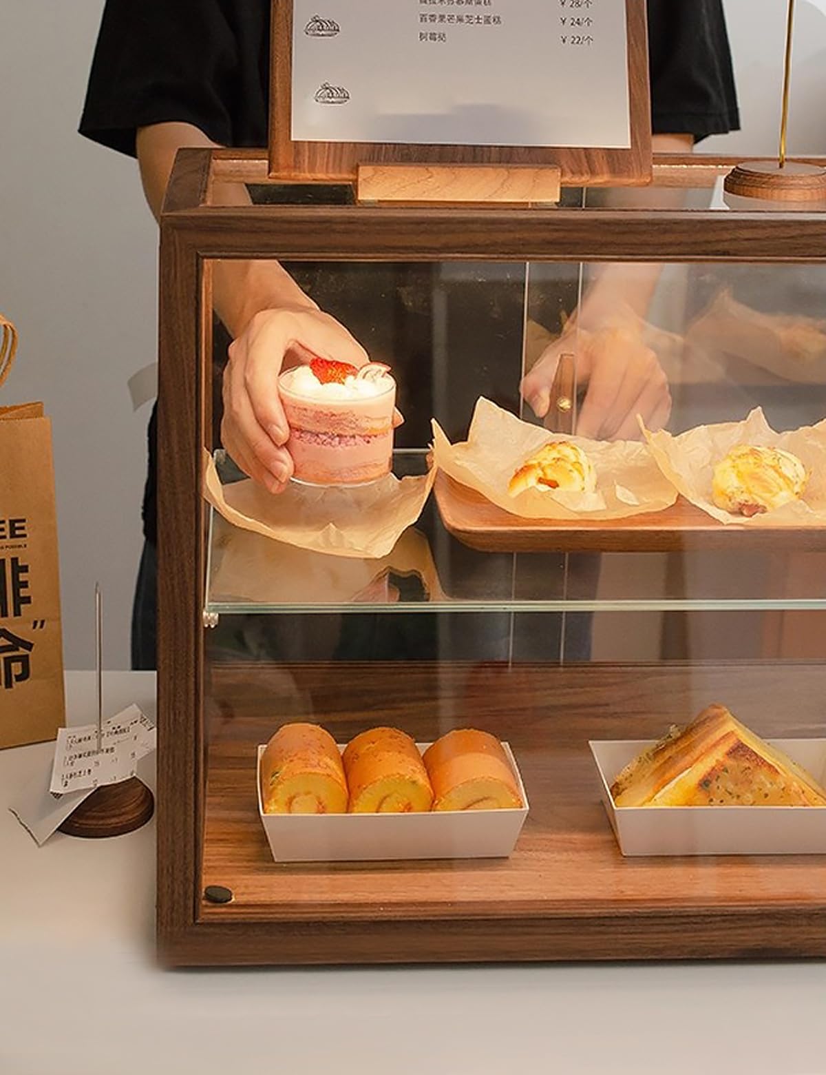 Vitrina de pastelería de 2 Niveles, de Cristal, 60 cm (23,6 Pulgadas), Trapezoidal, con iluminación LED y Mueble de Madera. Ideal para Pasteles, Donuts y Uso Comercial.