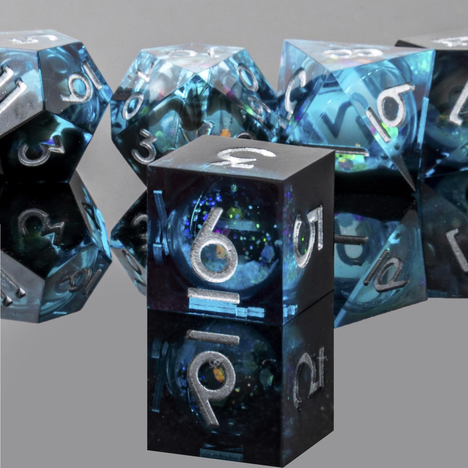 Liquid Core - Juego de dados DND, 7 dados de resina con bordes afilados para Calabozos y Dragones, dados poliédricos RPG D&D hechos a mano, juego de dados para juegos de rol D20 D12 D10 D8 D6 D4 con