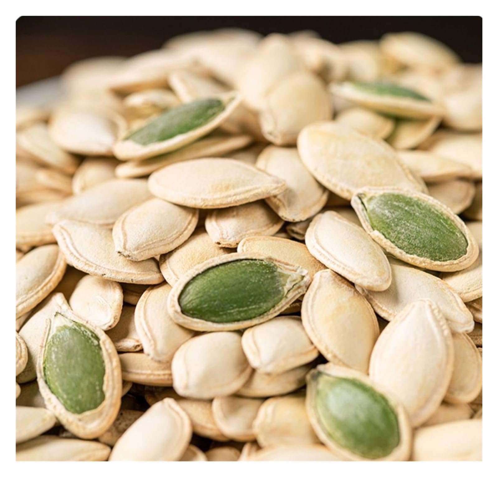500 g de semillas de calabaza finas como el papel, nueces tostadas tradicionalmente, regordetas, ricas y fáciles de romper.