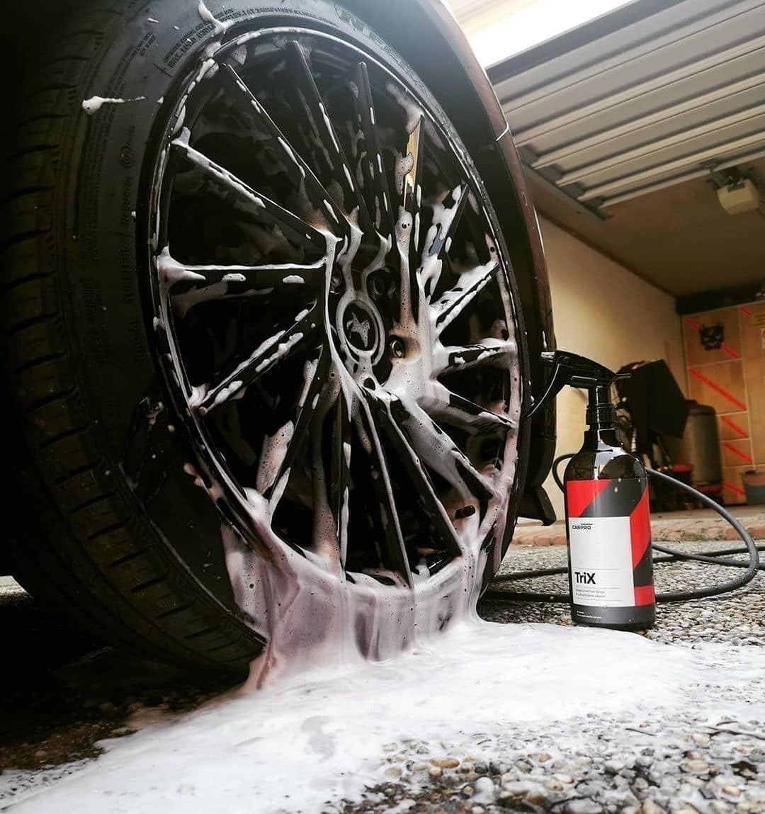 CARPRO TriX Tar & Iron Remover - Professional Strength Brake Dust, Sap, Dirt & Bug Remover - Combines IronX with TarX, Automotive Degreaser Car Wash Detailing All in One - 1 Liter (34oz)