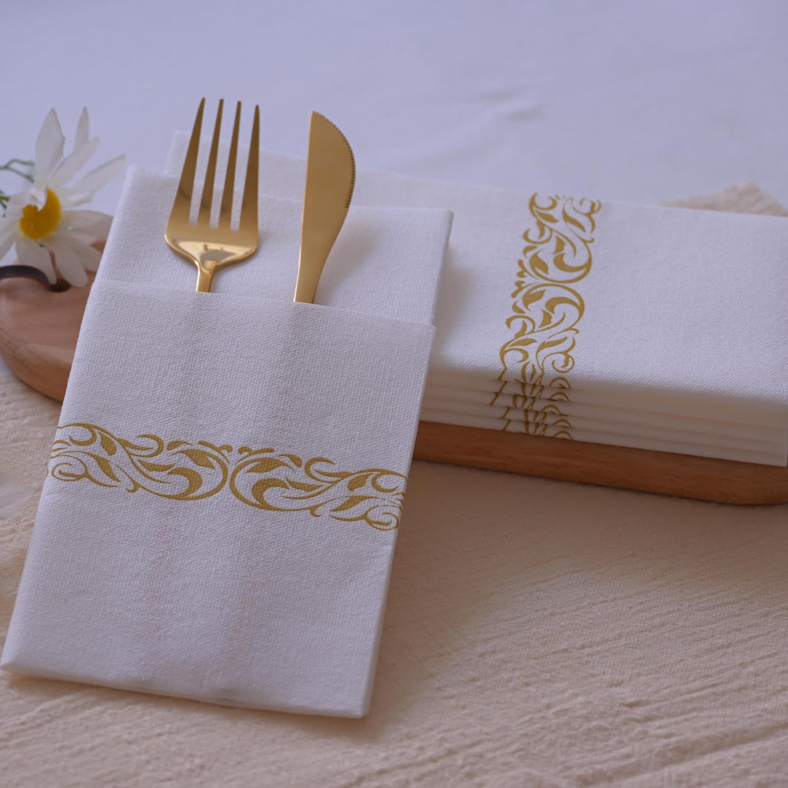 Lot de 100 serviettes de table jetables blanches au toucher lin avec poche à couverts intégrée, serviettes en papier doré pour fête, mariage