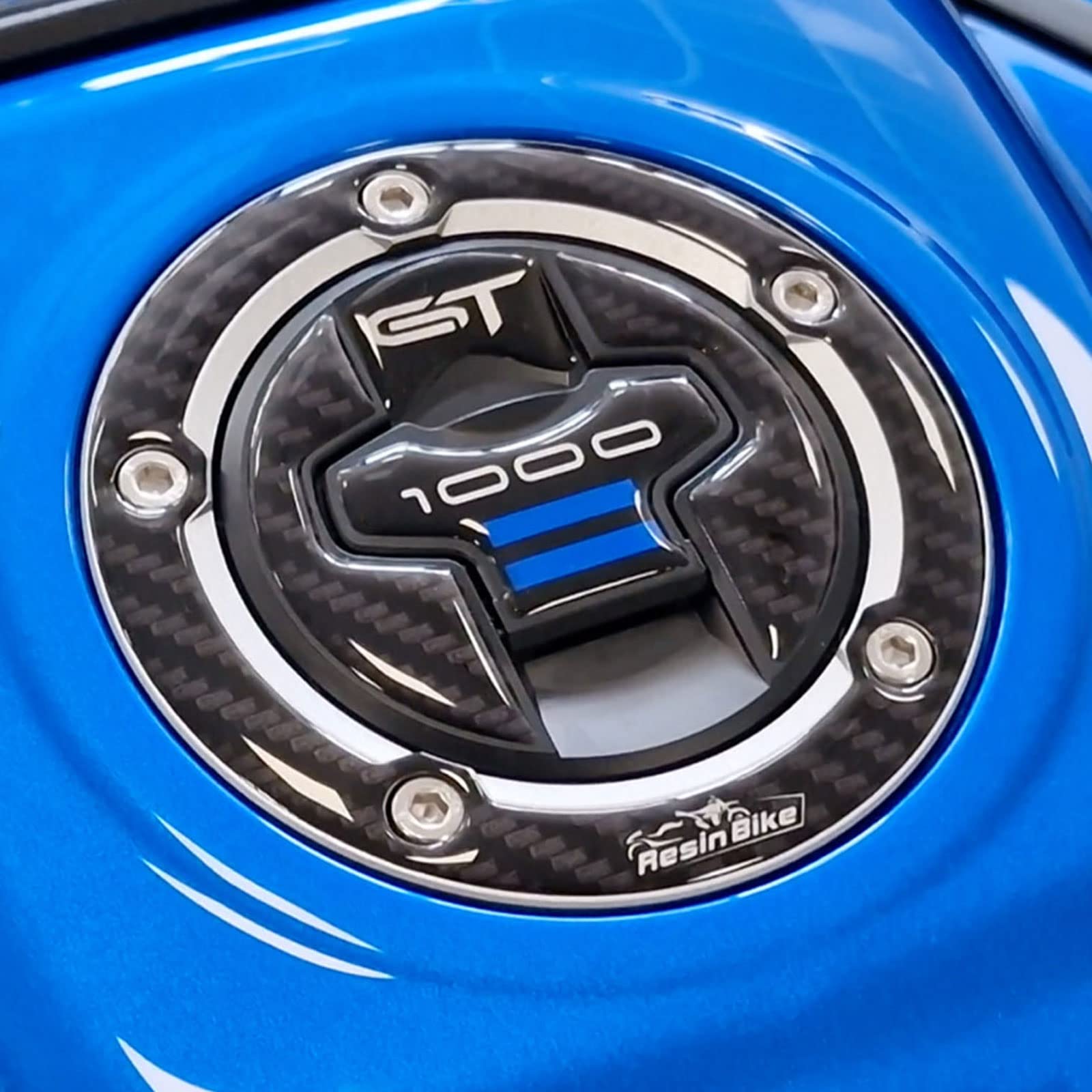 Resin Bike Miami Blue Motorcycle 3D Stickers Compatible With Suzuki Gsx-S 1000 Gt 2022-2025 Blue Metal. Tank Cap Protection From Bumps And Scratches. Resin Stickers - Carbon Fiber Effect - Gadget Moto