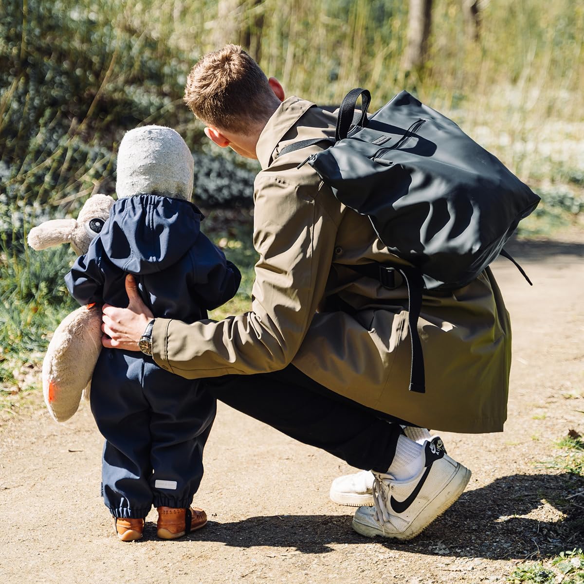 Done by Deer Wickelrucksack - Faltbare Wickelauflage und zwei Kinderwagenhaken inklusive - Wickeltasche aus 100% recyceltes Polyester mit PU-Beschichtung