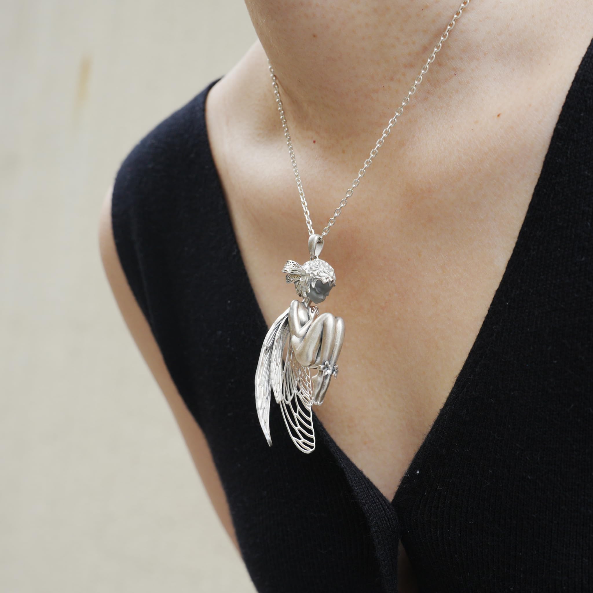 Generisch Handgefertigter Anhänger aus 925 Sterling Silber mit figurativ geschnitztem Bergkristall – Feenfigur mit Flügeln – Künstlerischer Talisman Schmuck für Damen und Herren