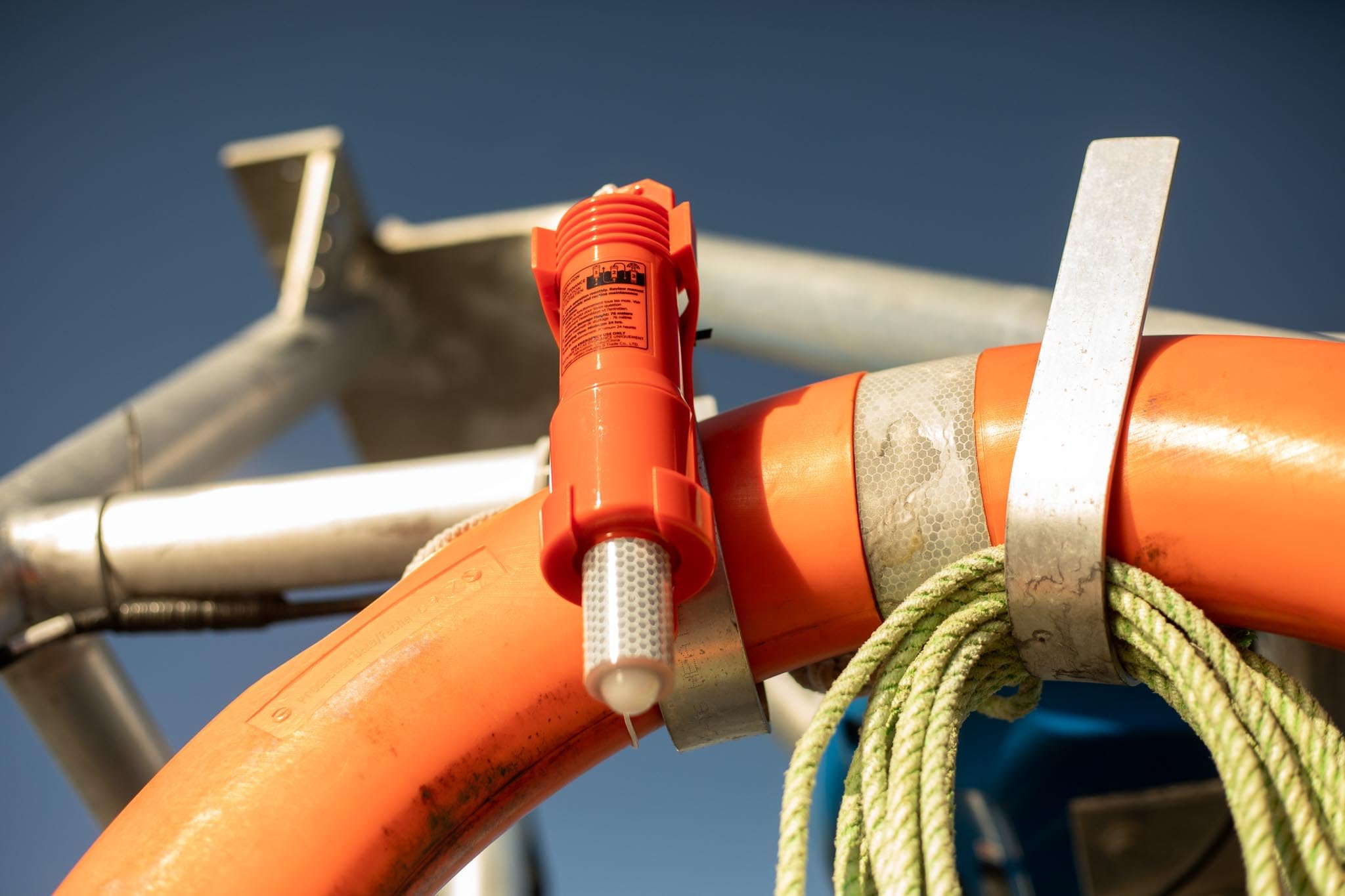 ACR SM3 Luz Marcadora Autoencendida para Aro Salvavidas, Aprobada por USCG, SOLAS y MED, Reemplazo Directo de SM2, Garantiza Visibilidad Confiable en Emergencias [Clase Energética B]