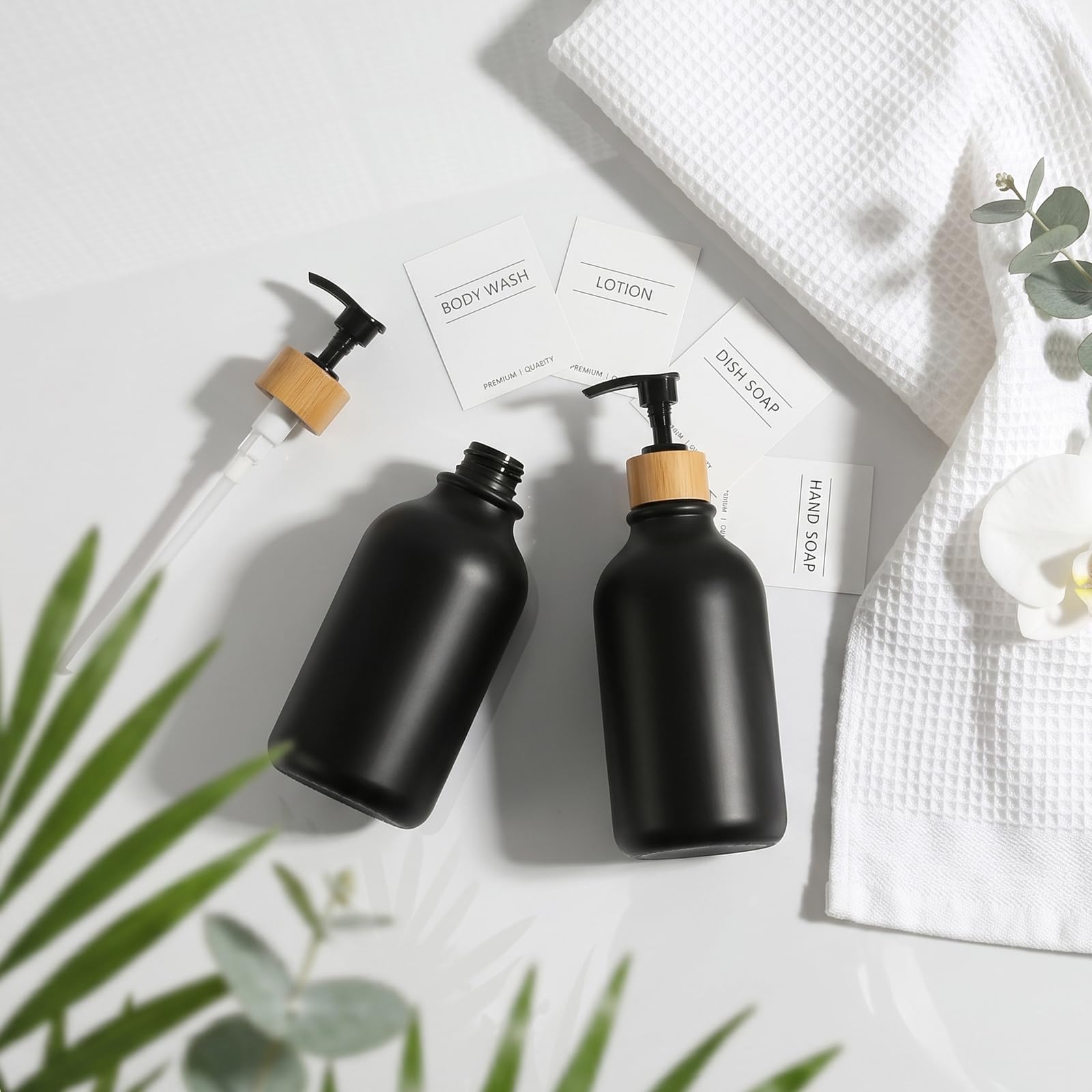 KASUNTING Dispensador de jabón negro, paquete de 4 dispensadores de jabón de manos para baño con bomba de bambú, juego de dispensador de manos y platos de plástico de 17 onzas líquidas para cocina,