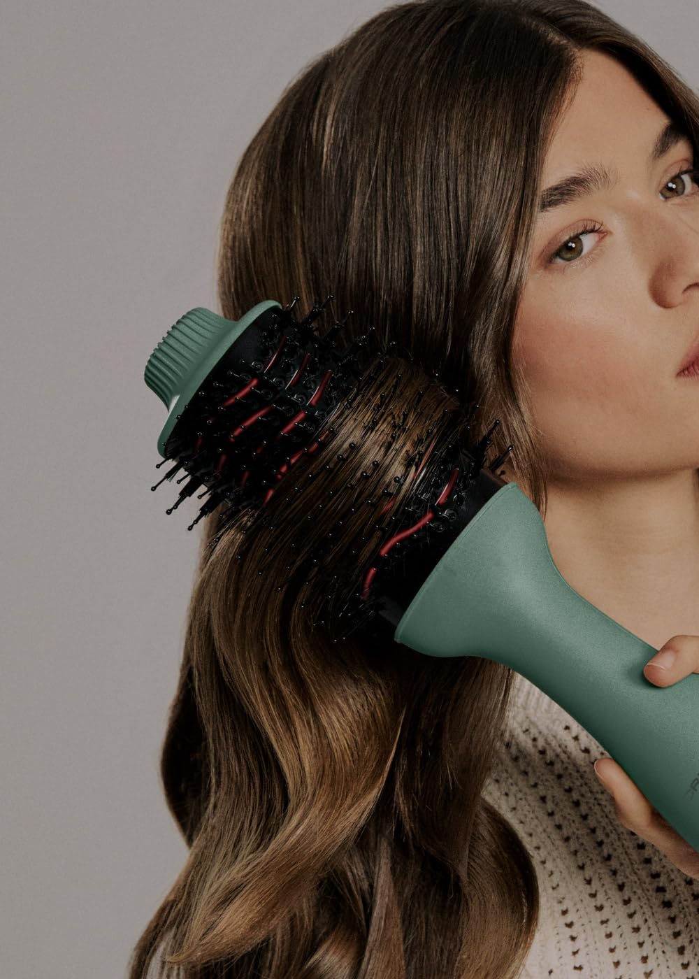 CREATE/CERAMIC LED VOLUME STYLER/Cepillo voluminizador verde sage/Función aire frío, doble tecnología LED, reduce el encrespamiento, 3 ajustes de temperatura, diseño ergonómico, 1050W