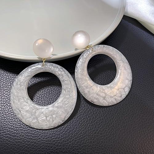 Vista 3 de Aretes de aro de acrílico blanco retro de los años 70, accesorios de los años 70 para mujer, joyería de los años 70, trajes de discoteca para mujer