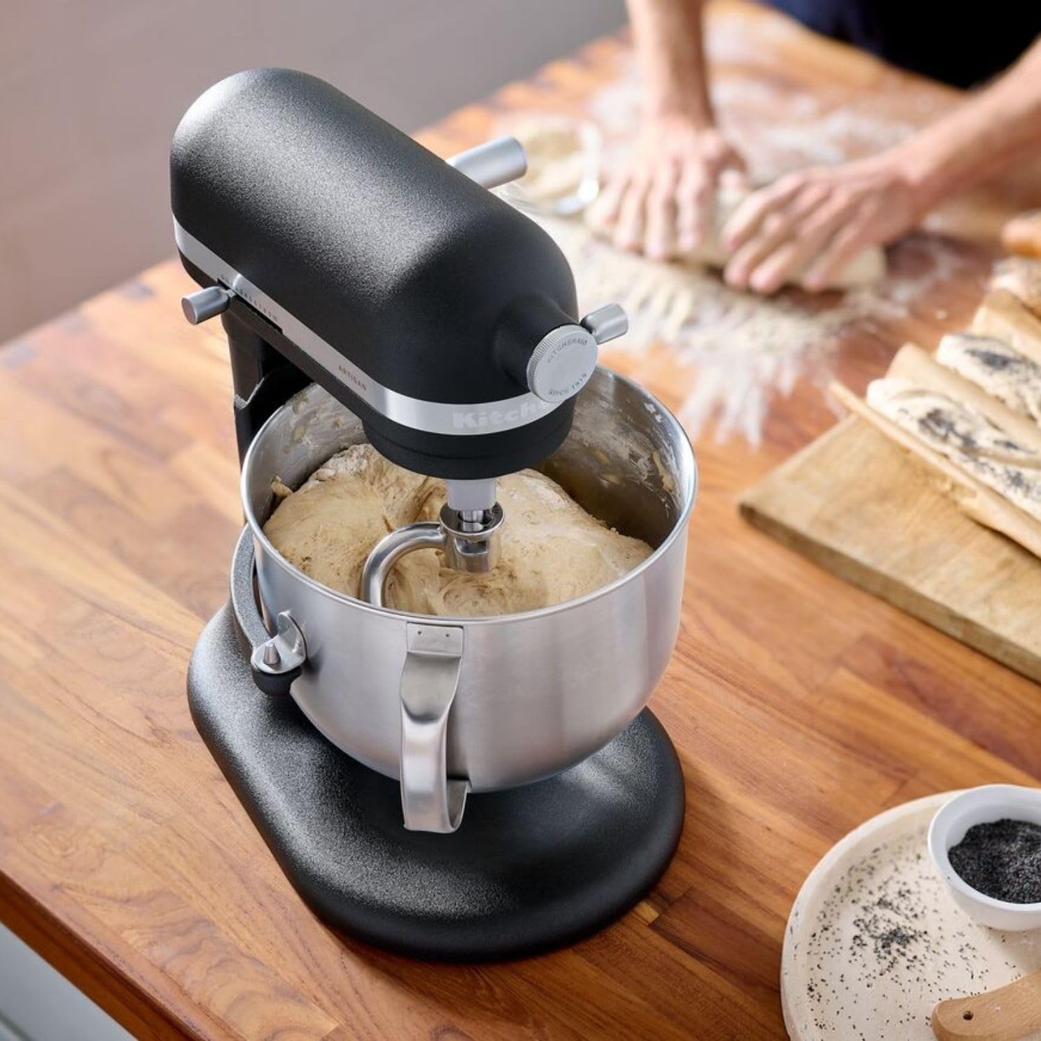 KitchenAid Küchenmaschine - Artisan - Multifunktionaler Küchenroboter mit Schüsselheber - Mit 5 Zubehörteilen - 6,6L Edelstahlschüssel - Gusseisen schwarz
