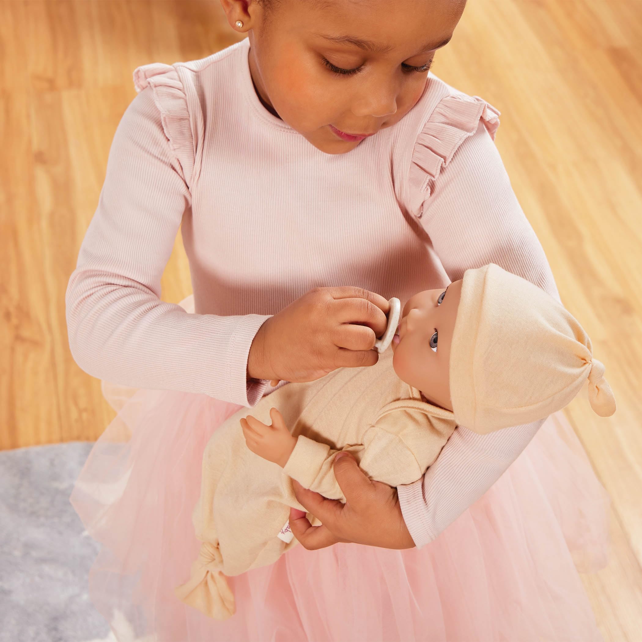 LullaBaby Realistyczna lalka niemowlęca 35 cm - brązowe oczy, porcelanowa skóra i miękkie ciało do przytulania - akcesoria ujawniające płeć chłopca lub dziewczynki - udawaj zabawę przez ponad 2 lata