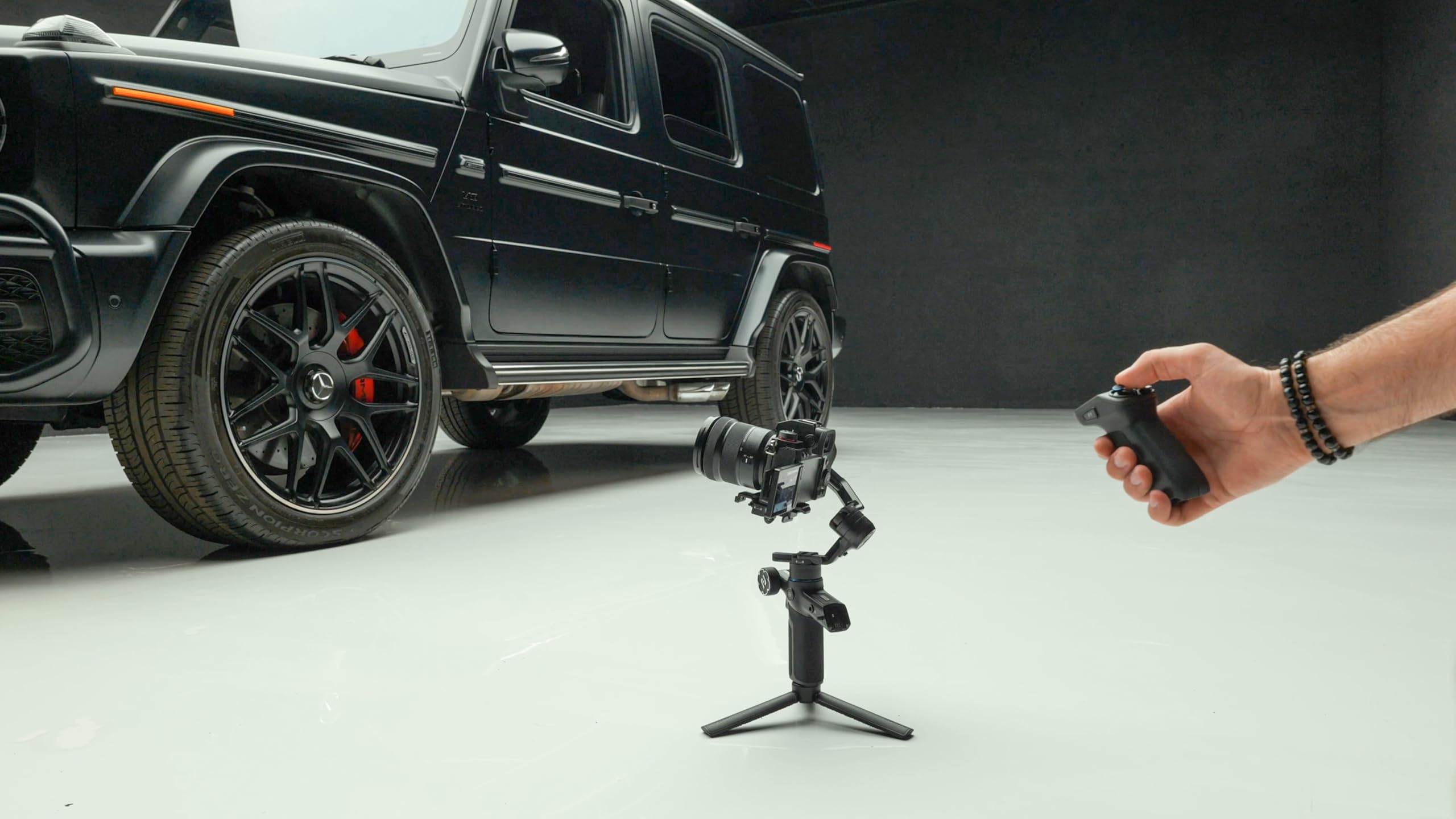 FeiyuTech SCORP Mini 3 Pro Kit – Gimbal 3-osiowy All-in-One z odpinanym uchwytem, śledzeniem AI i torbą do przenoszenia, kompatybilny z aparatem, smartfonem i kamerą sportową
