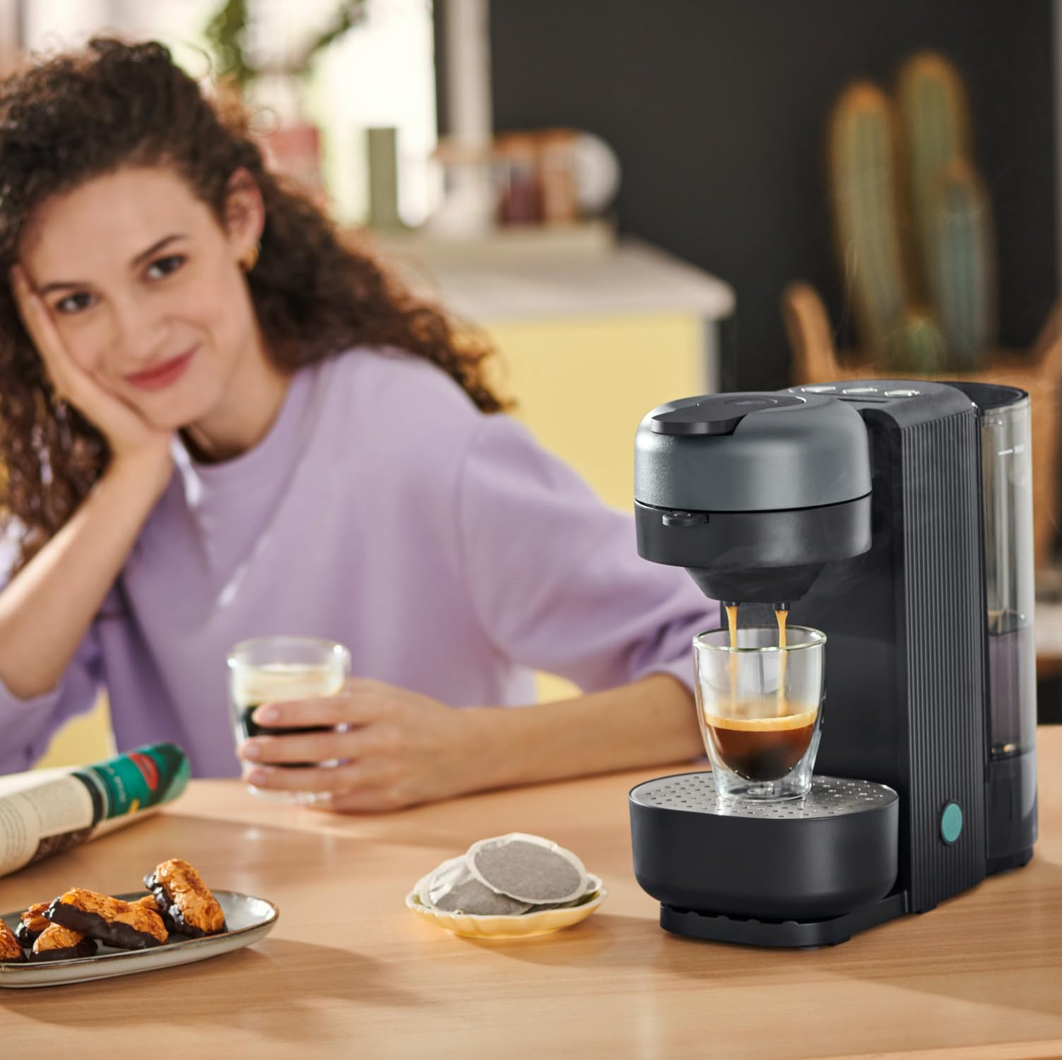 Tchibo Kaffeepadmaschine „CALL ME PAD“ inkl. 36 Kaffeepads Black & White, mit Taste für To-Go Becher, für 2 Tassen, schnell und leise, automatische Abschaltfunktion, Schwarz