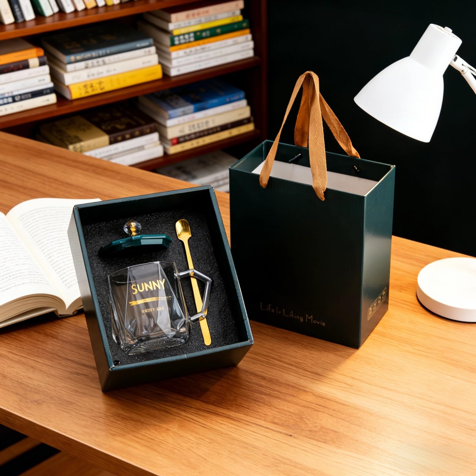 Glasbecher-Geschenkset, diamantfacettiert, hitzebeständiges Trinkglas mit goldenem Löffel und Keramikdeckel, 330–390 ml, grünes Hochzeitsgeschenk für Geburtstag und Feiertage