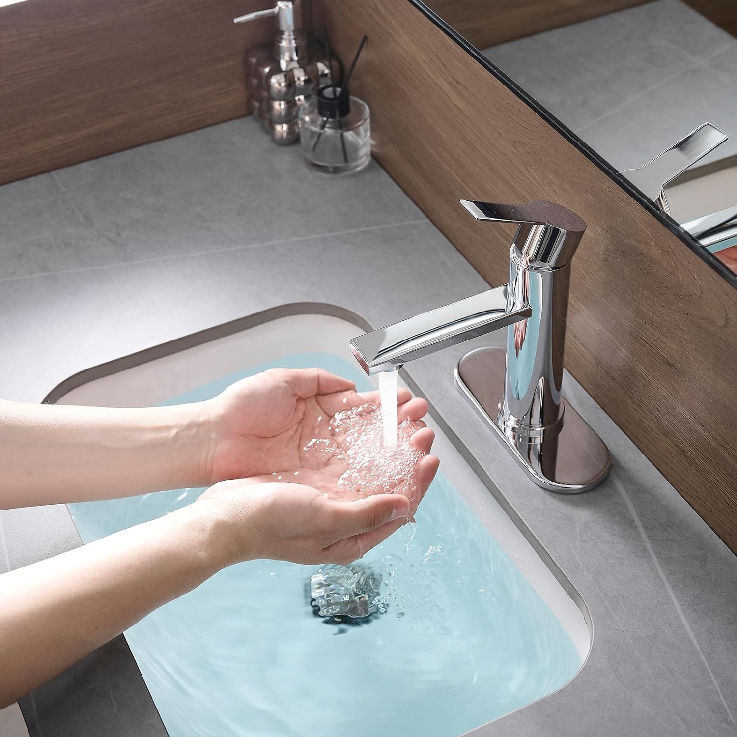 Chrome Bathroom Faucet Single Hole Single Handle Vanity Modern Sink RV Bathroom Faucet with Pop-up Drain for 1 - or 3 Hole Sink (Chrome)