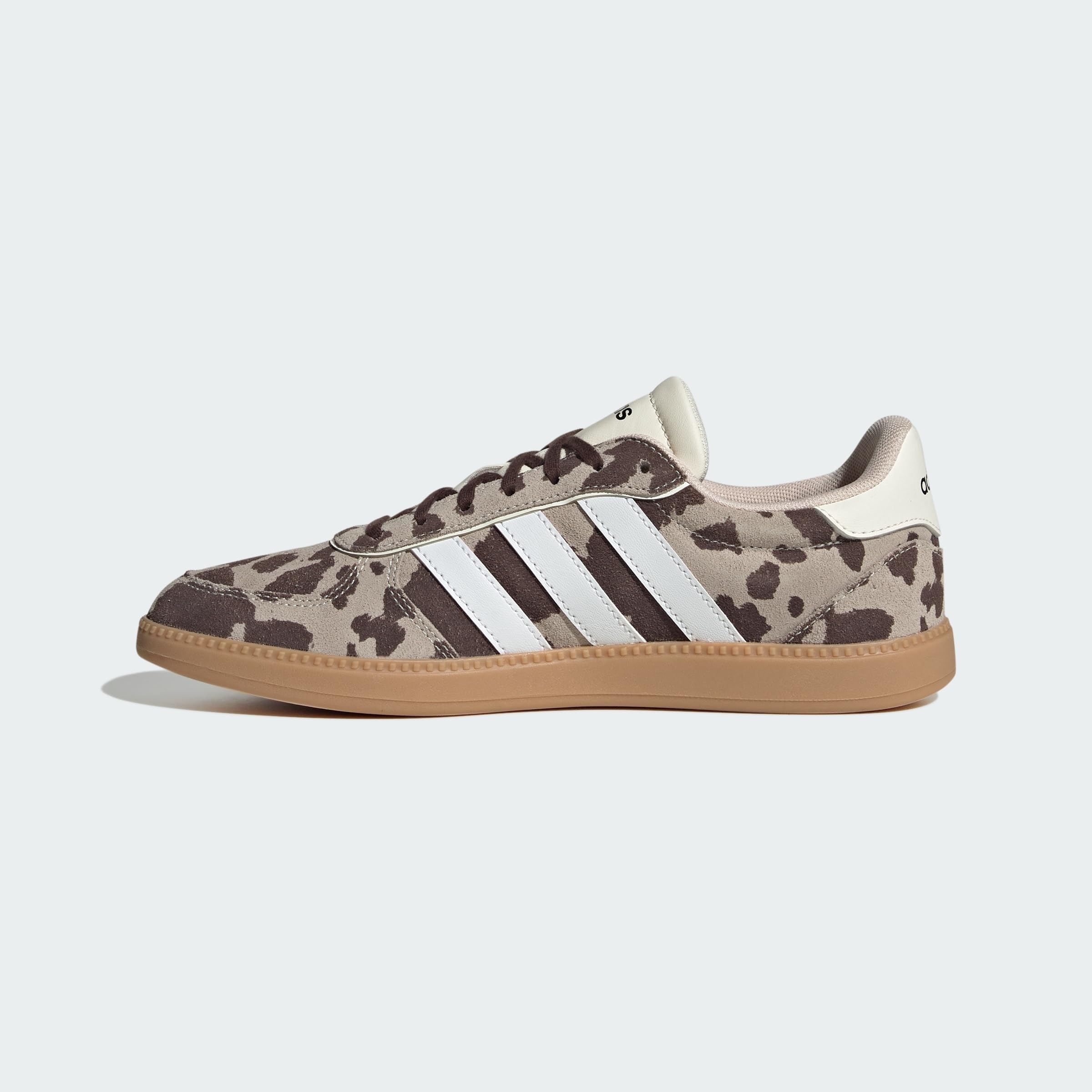 Chaussures Adidas Women's BREAKNET Sleek, alliant design moderne et confort pour le quotidien.