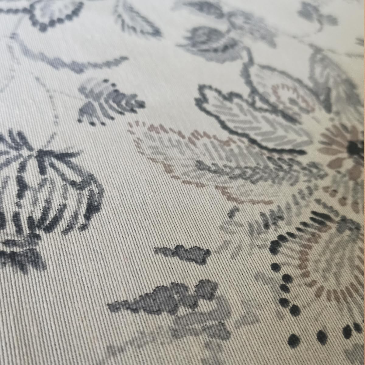 LaFábricadelasTelas - Falda o Ropa de Mesa Camilla Redonda Flores Jardin Color Gris y Beige, Fondo Crudo. Primavera Verano Loneta Estampada algodón, Faldón Faldilla enagüilla (70 Redonda)