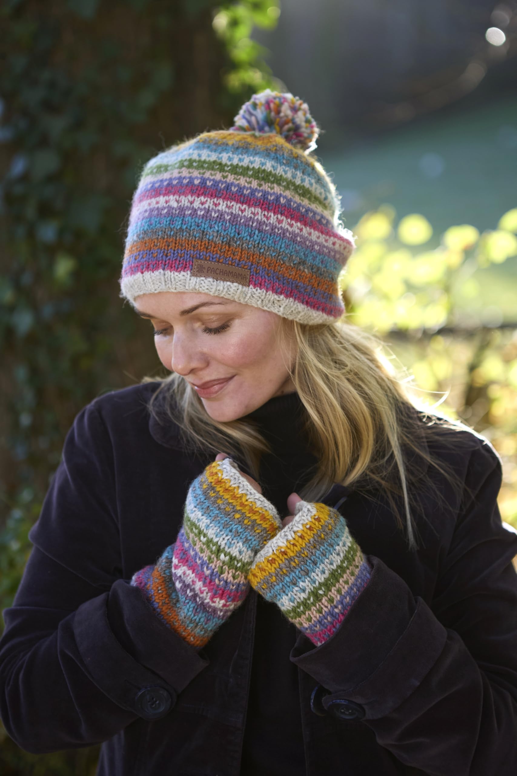 Pachamama Damen Wollmütze mit Bommelmütze und Hand-/Handgelenkwärmer, 2 Stück, Geschenk-Set, mit Fleece gefüttert, handgestrickt, Punkte, Streifen, mehrfarbig, Einheitsgröße, handgefertigt, extra warm
