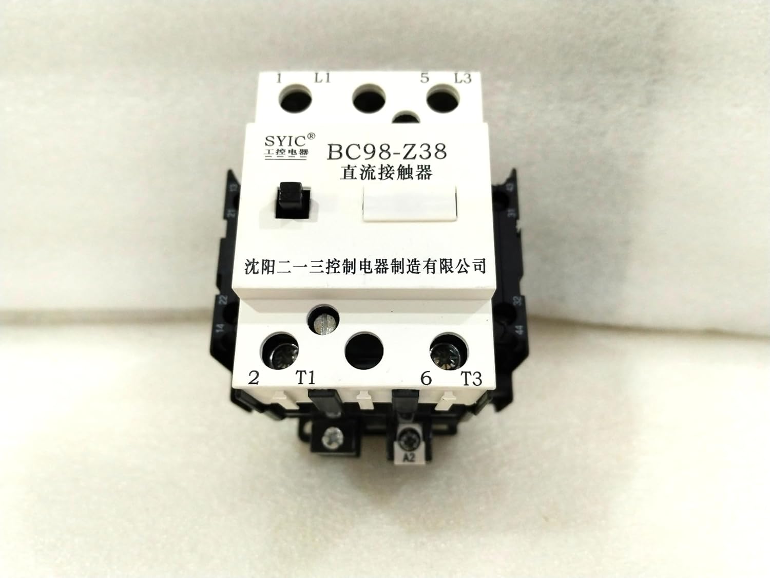 De dalt a baix view of the BC98-Z38 DC Contactor