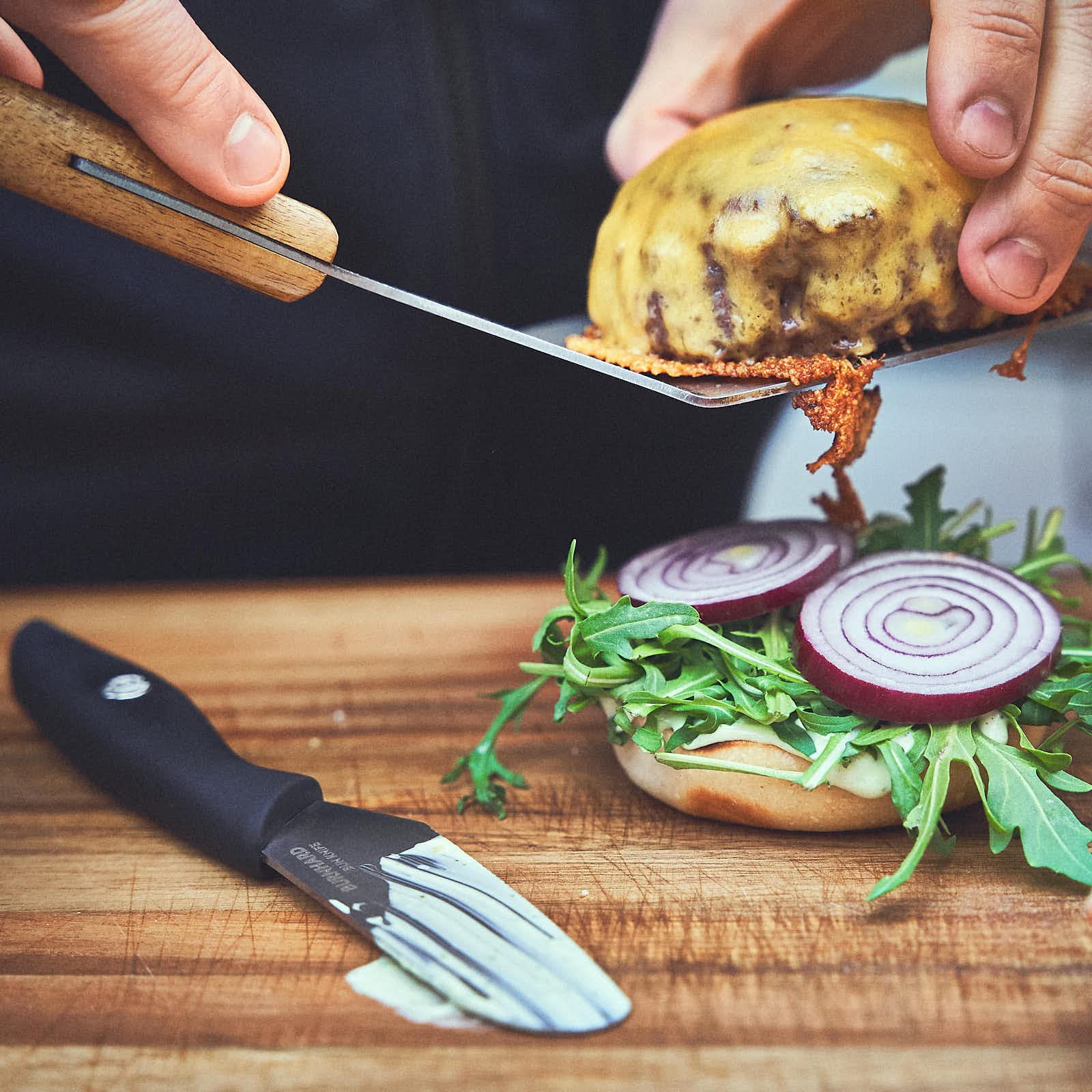 BURNHARD Set de Hamburguesas Acero Inoxidable Smasher, Prensa para Hamburguesas, Espátula de Parrilla, Campanas para Hamburguesas, Recetario, Cuchillo para Panecillos, Brochetas para Hamburguesas –